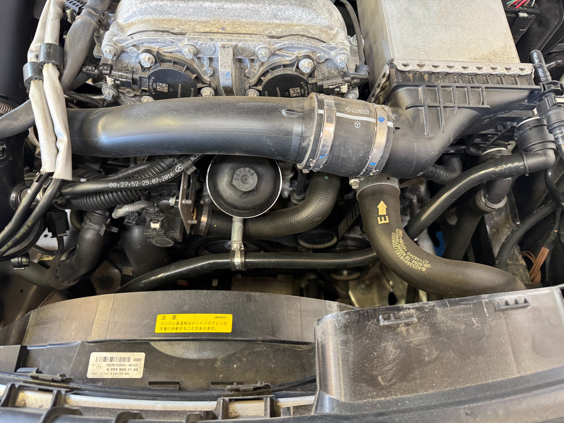 メルセデスE200 W213 エンジンオイル交換作業 みえる君の出番