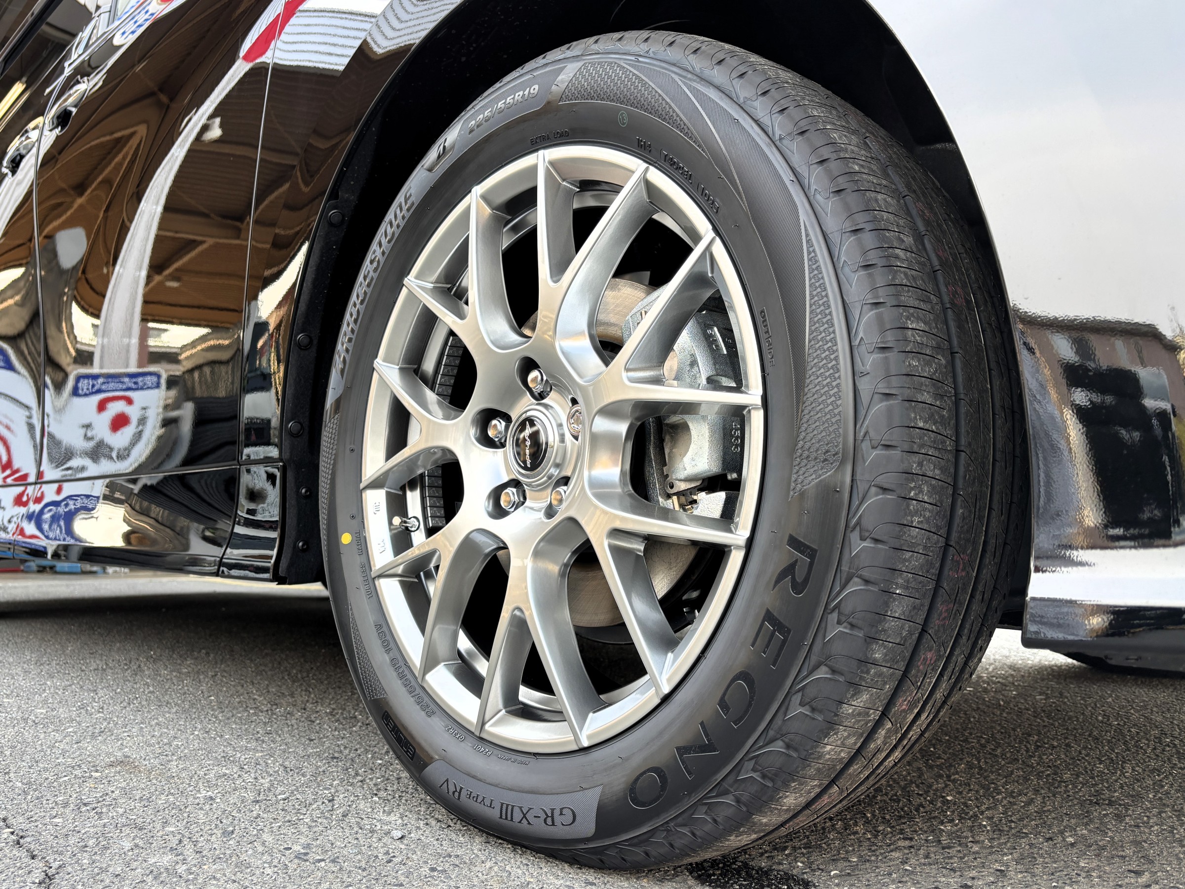 アルファどタイヤ トヨタ アルファード 中古タイヤ ヨコハマ ADVAN デシベル V552 235