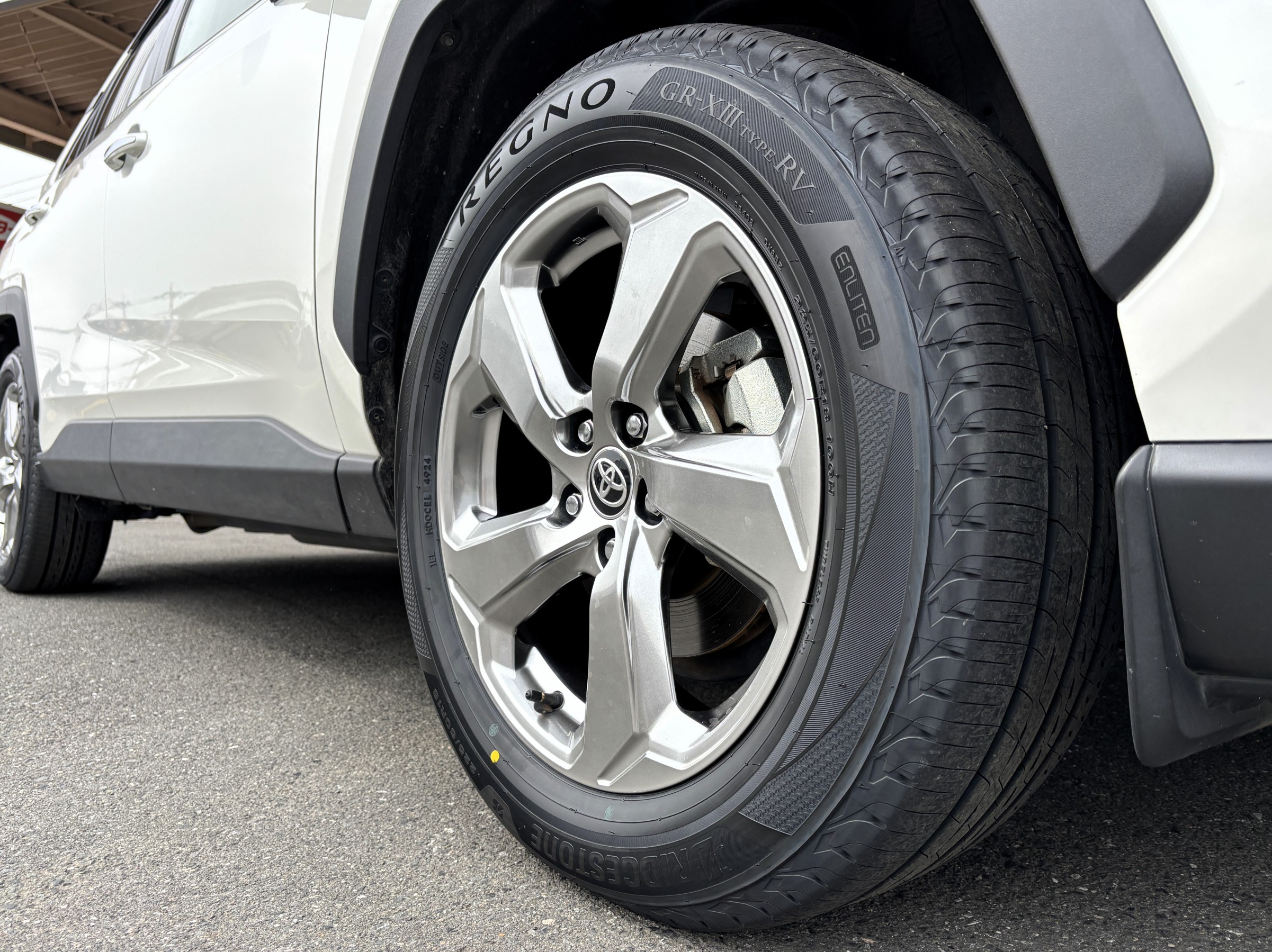 トヨタ RAV4にブリヂストン REGNO GR-XⅢ TYPE RVを装着[タイヤ交換