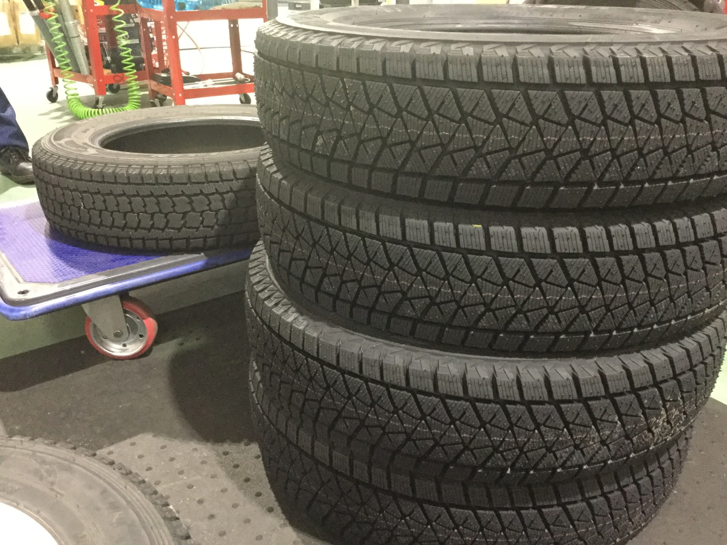 スタッドレスタイヤの履き替え始めました スタッフ日記 ミスタータイヤマン 長野東店 長野県のタイヤ カー用品ショップ ブリヂストンのタイヤ専門店