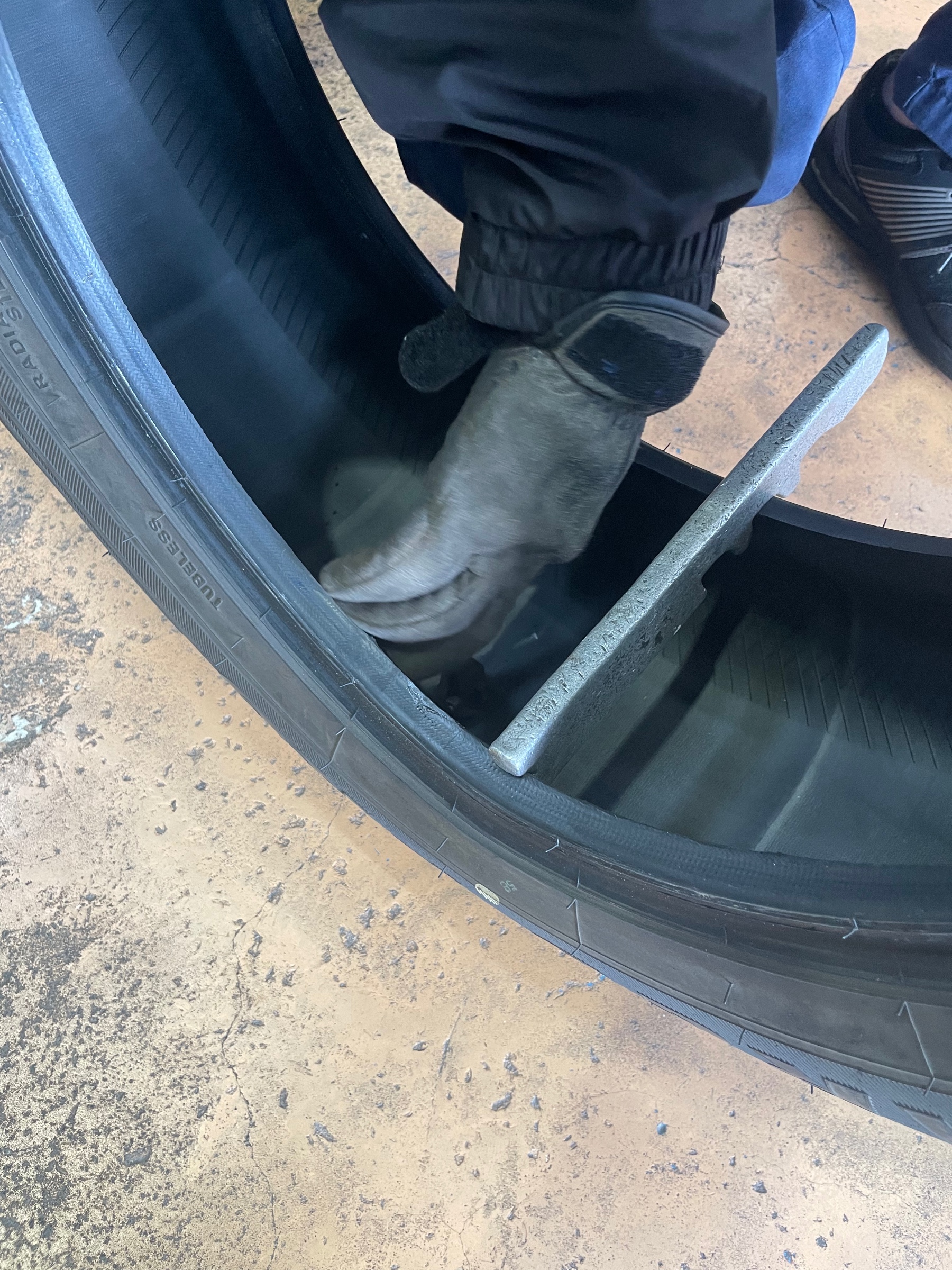 応急処置タイヤ☆追加で内面パンク修理 | 作業日記 | ミスター