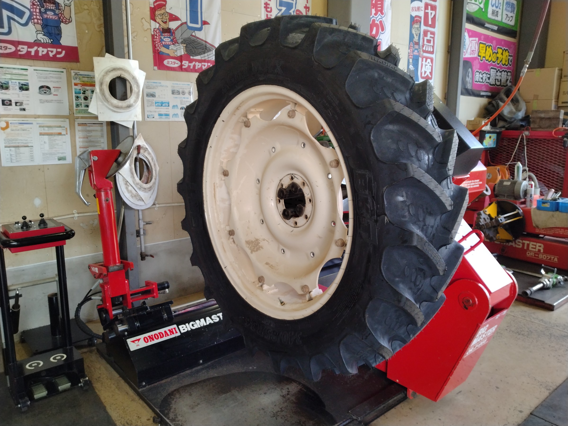 タイヤはBKT　RT855　サイズは　340/85R36です。（交換後）