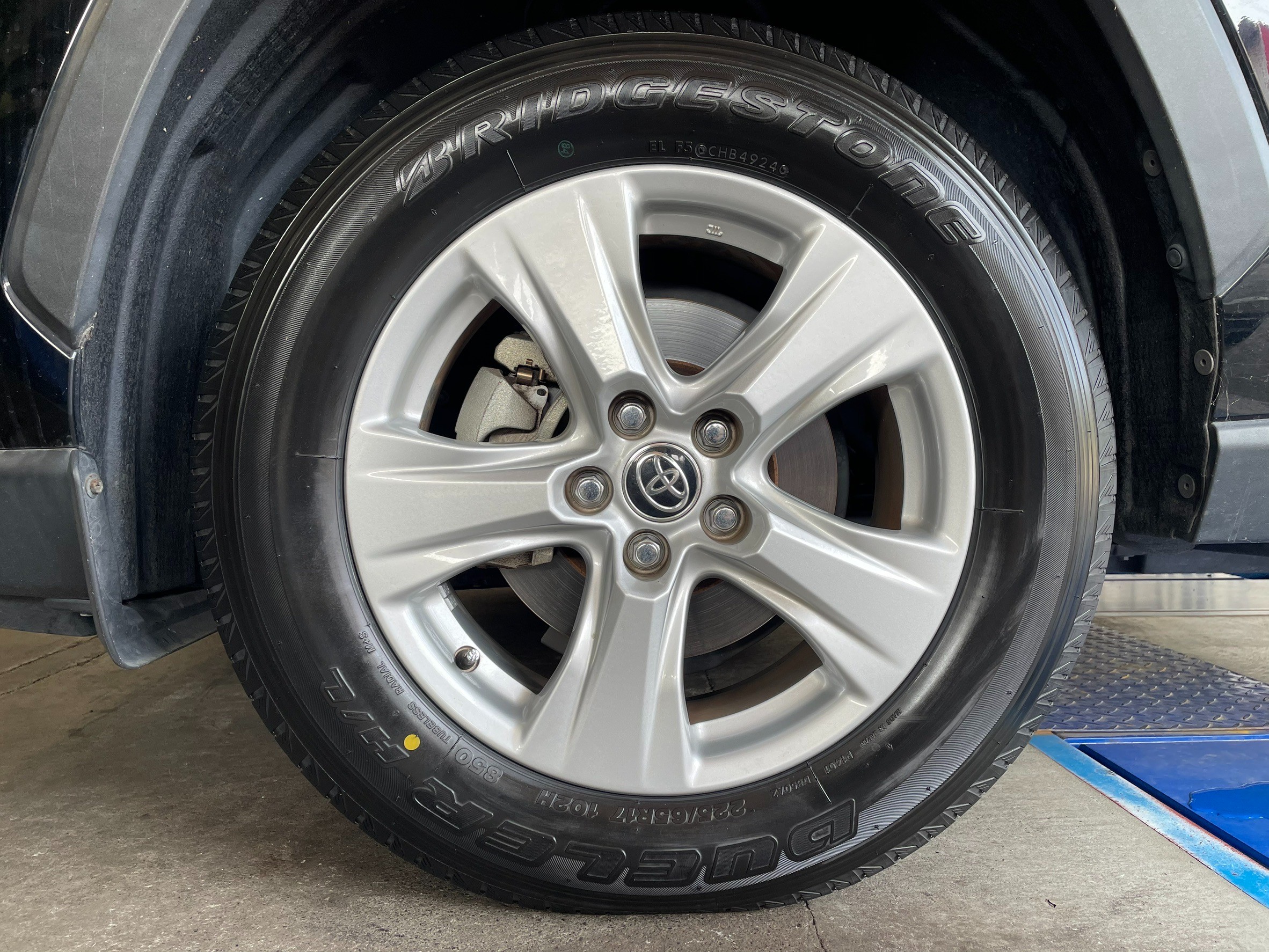 RAV4のタイヤ交換をさせていただきました！ | トヨタ RAV4