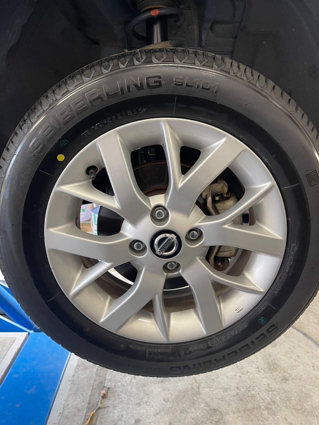 ☆彡ニッサンノート 185/65R15 セイバーリング SL101 タイヤ交換