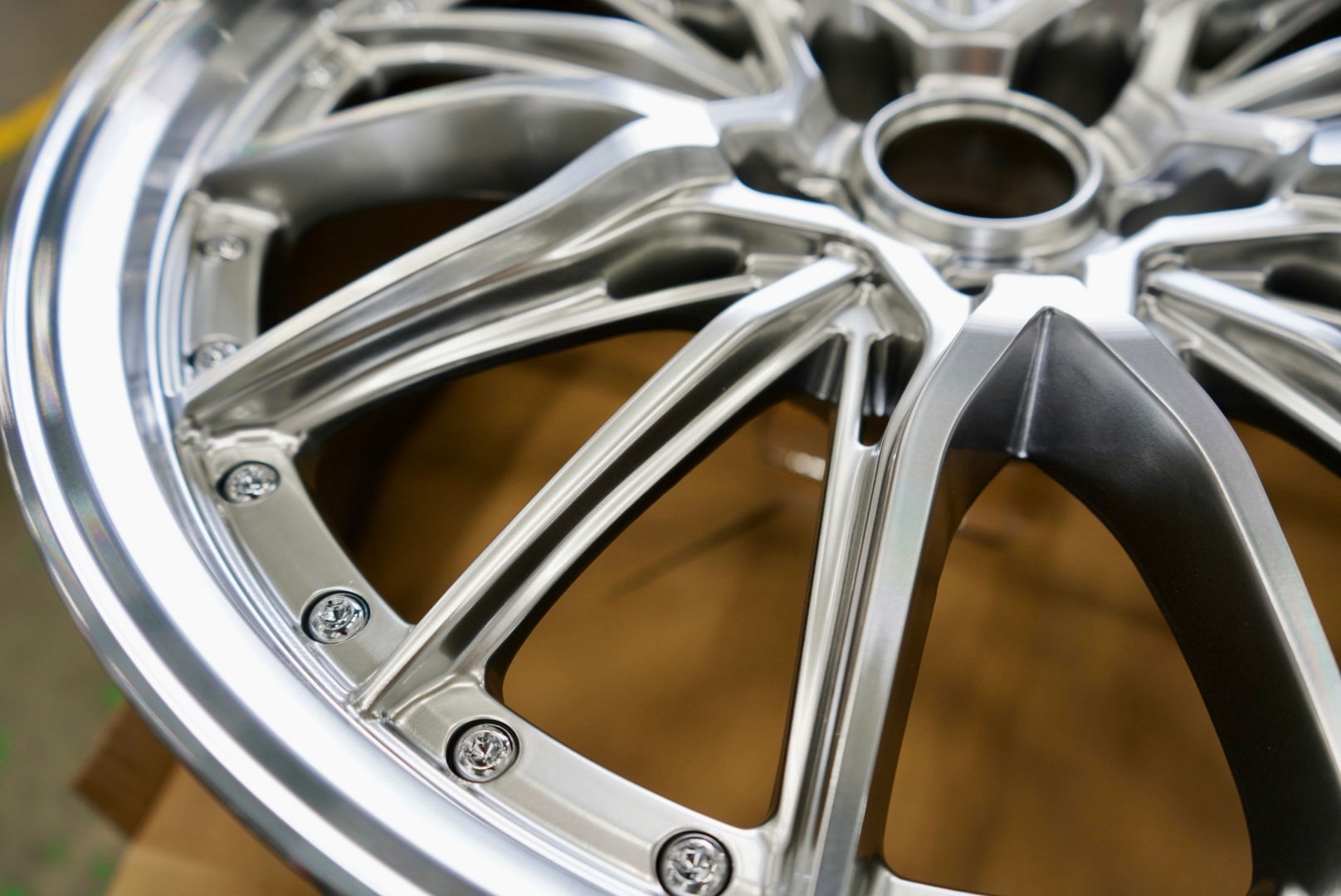 TOPY】軽快さと力強さと高級感！！30ヴェルファイアにヒューヴァーの18