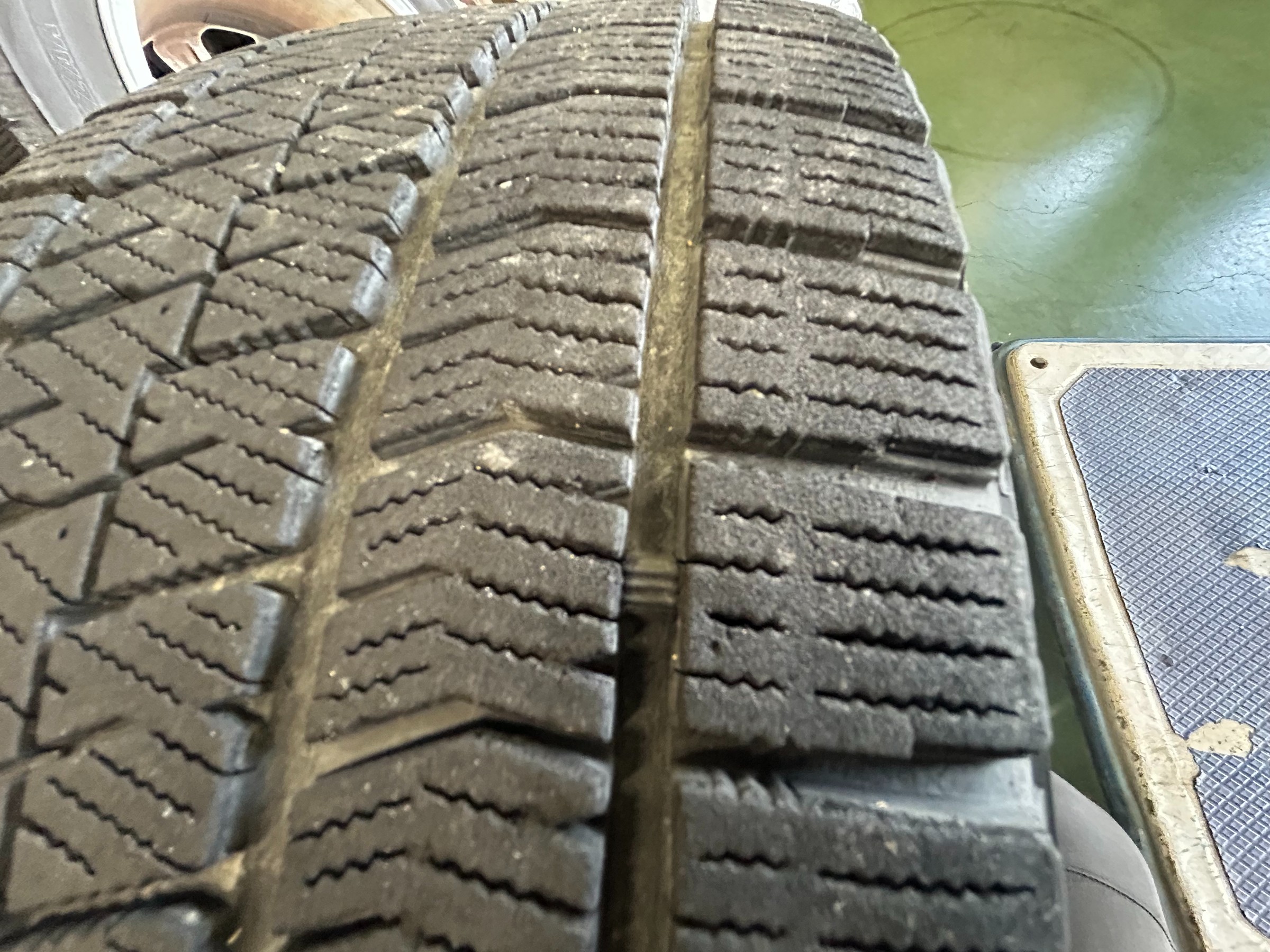 スタッドレスタイヤの使用限度について | 技術・サービス | ミスター