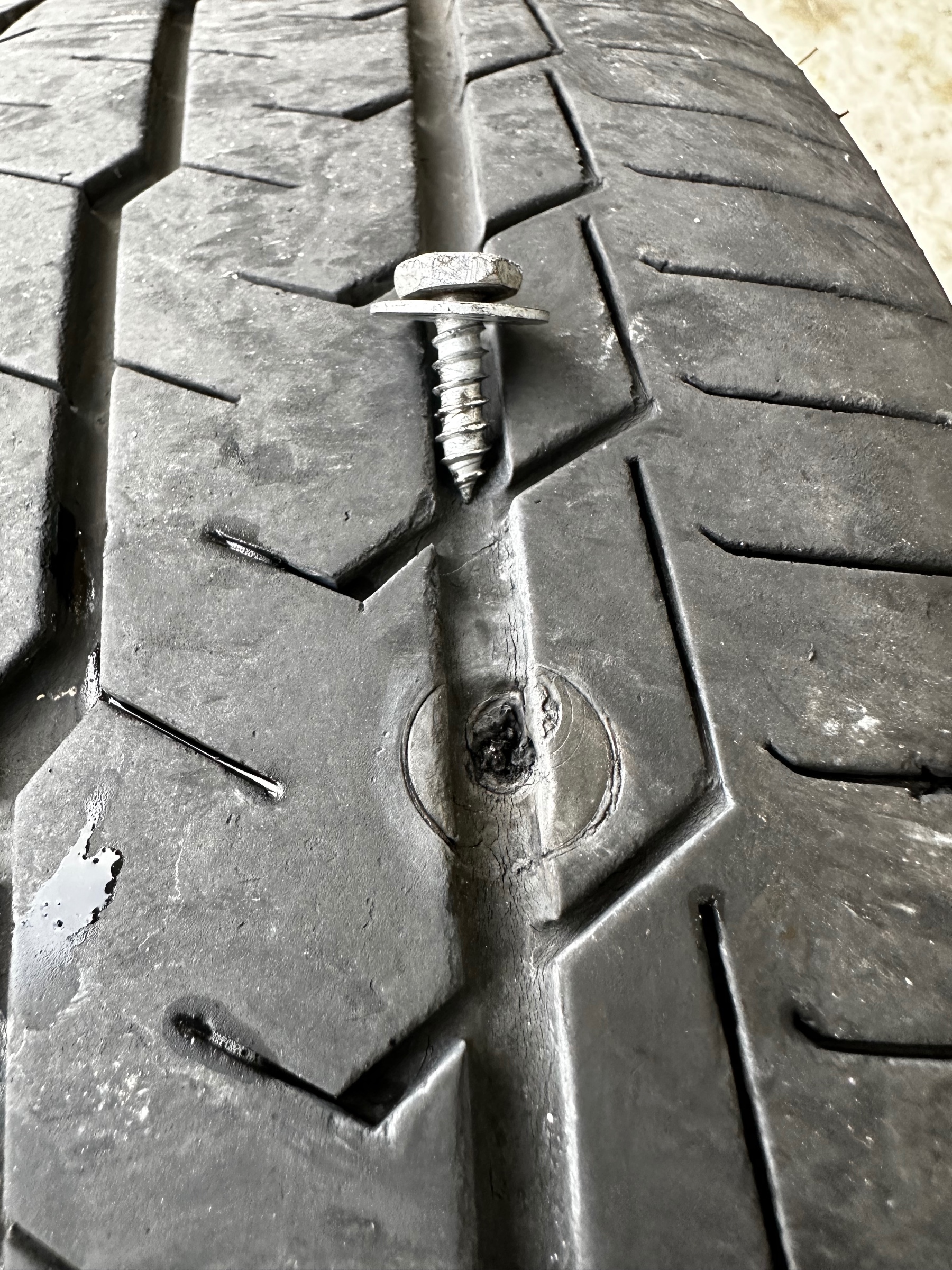 トヨタ ハイエース パンク修理 | トヨタ ハイエース タイヤ | 技術