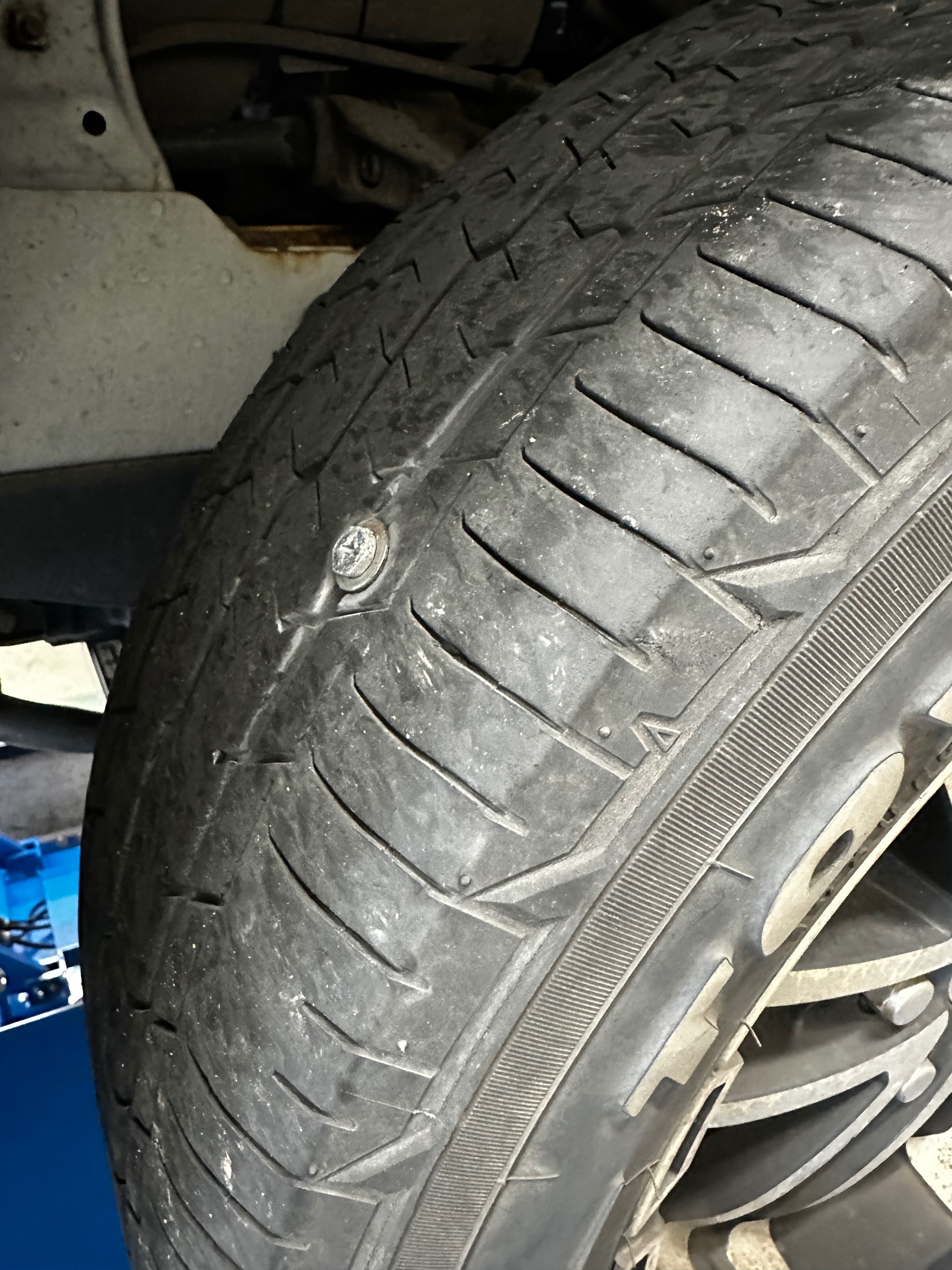 トヨタ ハイエース パンク修理 | トヨタ ハイエース タイヤ | 技術