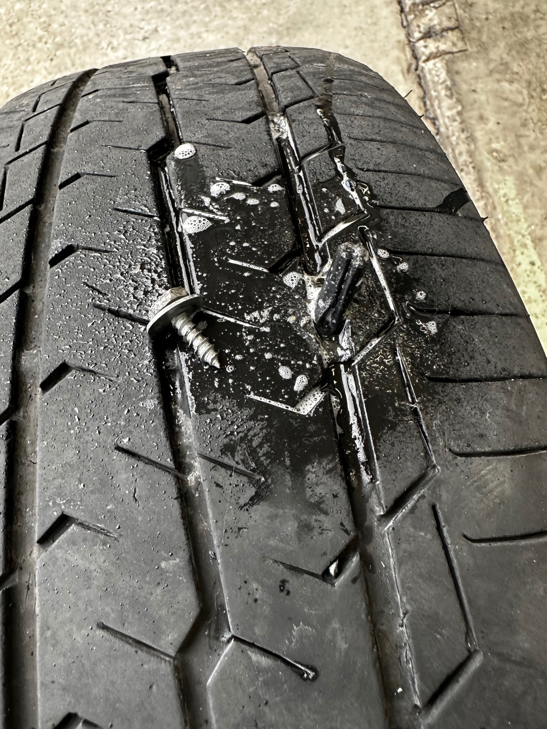 トヨタ ハイエース パンク修理 | トヨタ ハイエース タイヤ | 技術