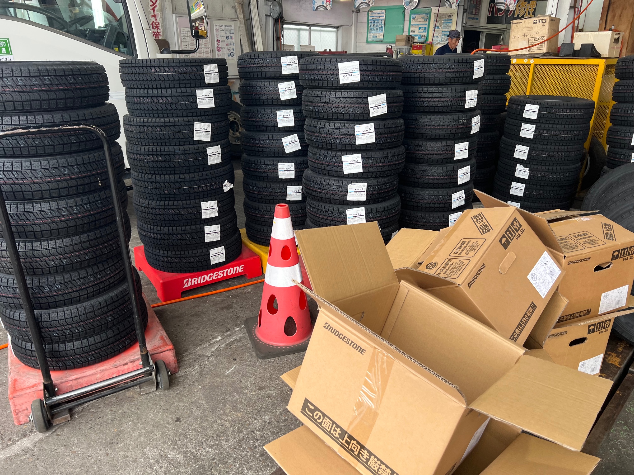 室内保管★ バリ溝215/50R1/7 2021年スタッドレスタイヤ引取り限定★ 2021年製 バリ溝 VRX3】DOS GS-1 17in 7J +40 PCD114.3