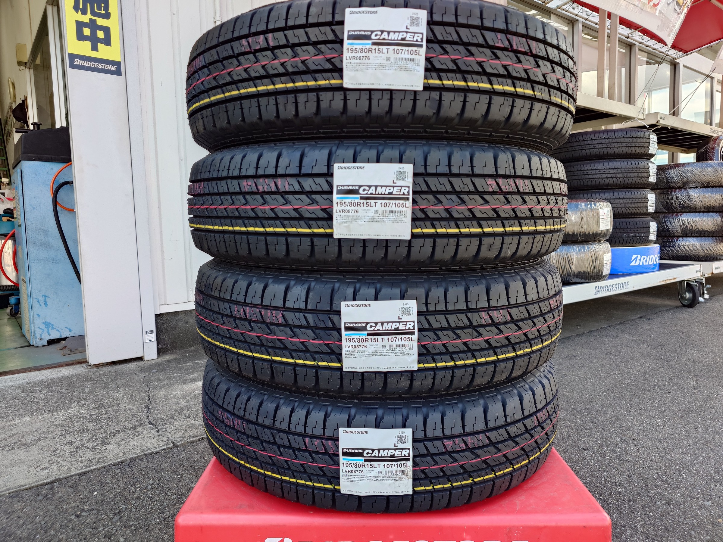 ☆トヨタ ハイエース タイヤ交換!!! | トヨタ ハイエース タイヤ 
