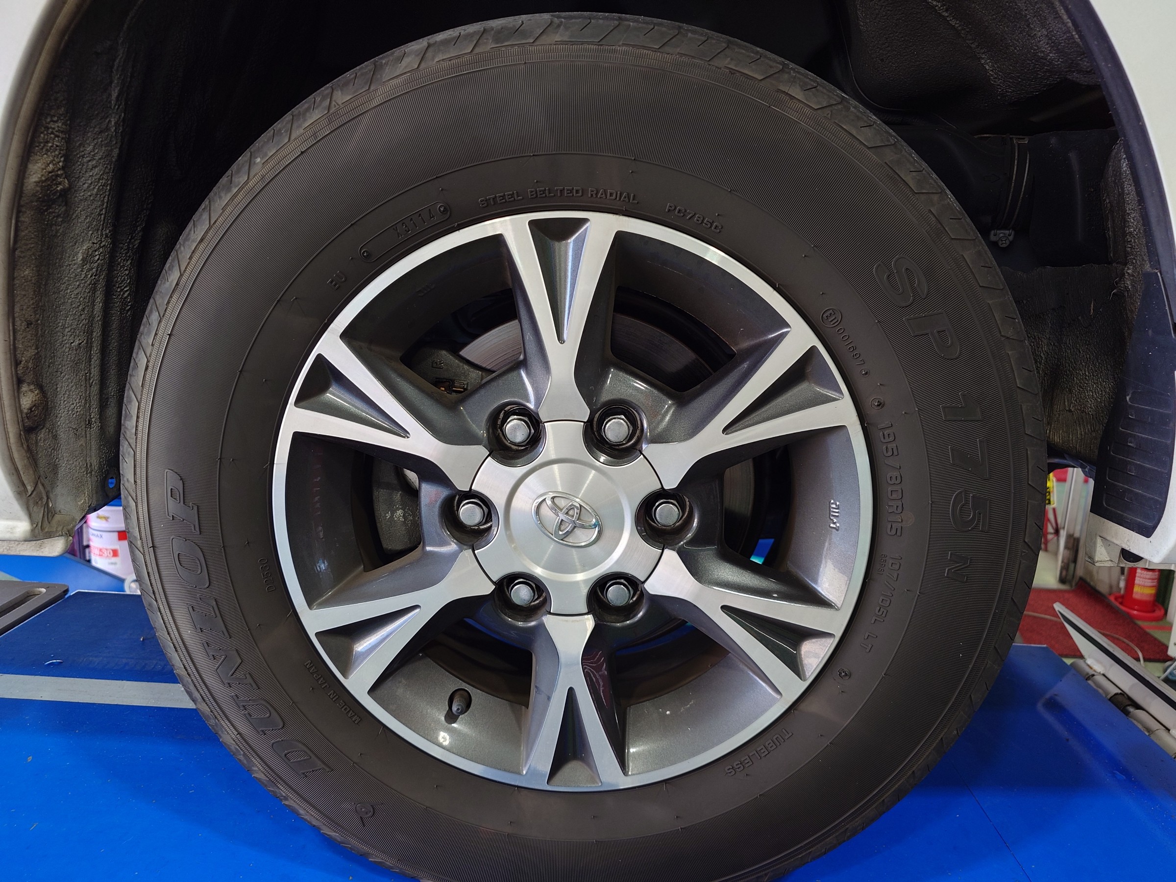 ☆トヨタ ハイエース タイヤ交換!!! | トヨタ ハイエース タイヤ