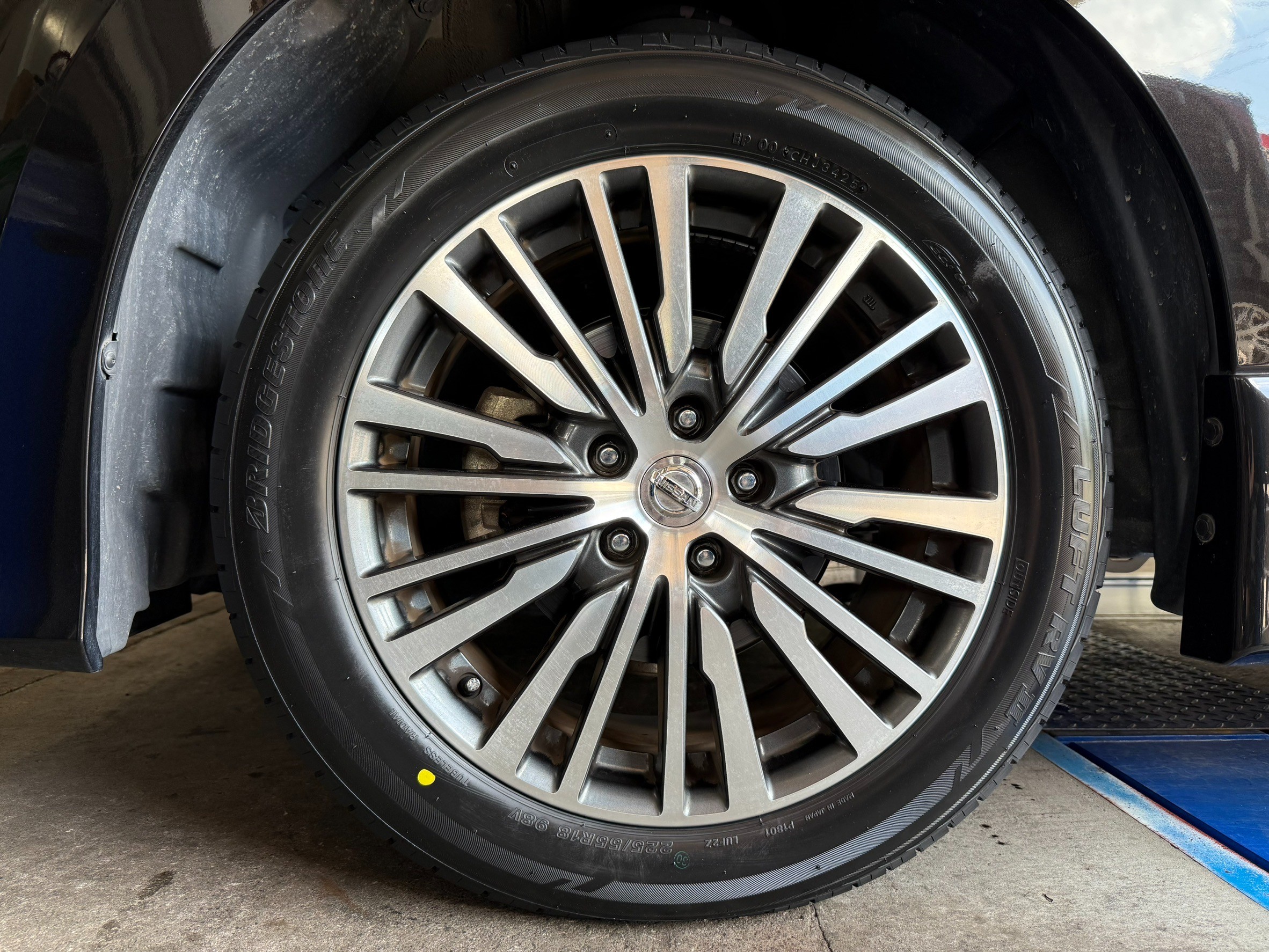 日産エルグラ 18インチ 225/55R18 バリ溝タイヤ２本付 ホイルキズ有り 日産エルグラ 18インチ 225/55R18 バリ溝タイヤ2本付