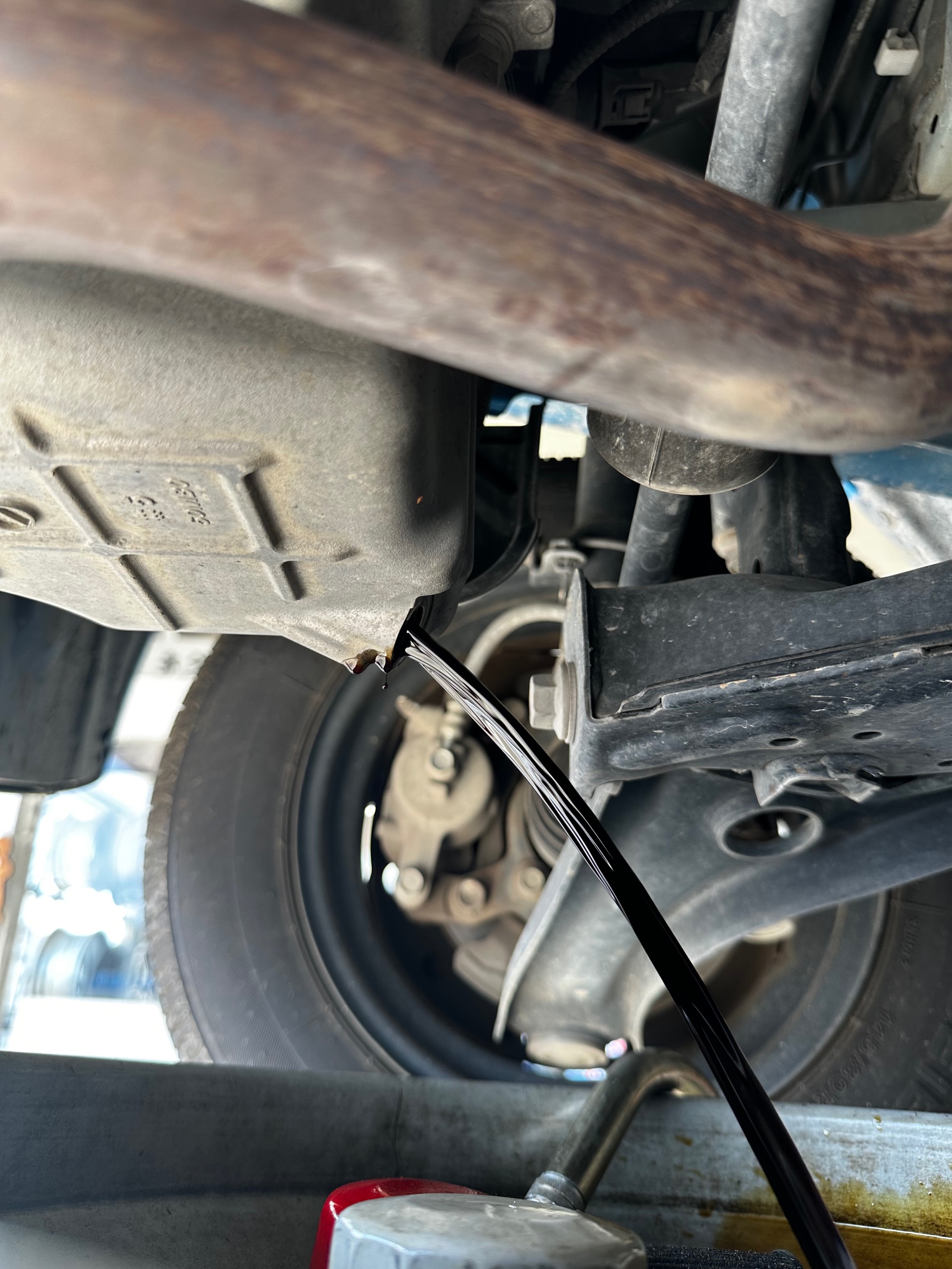 ドレインボルトを外してオイル排出