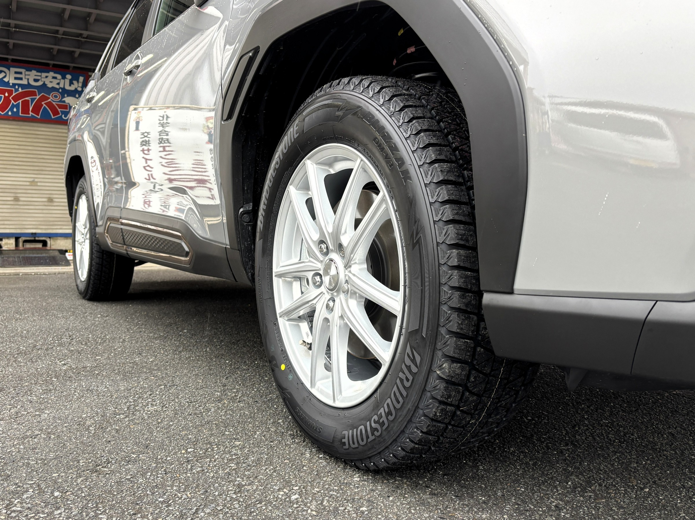 スバル フォレスターにブリヂストン BLIZZAK DM-V3を装着[タイヤ交換
