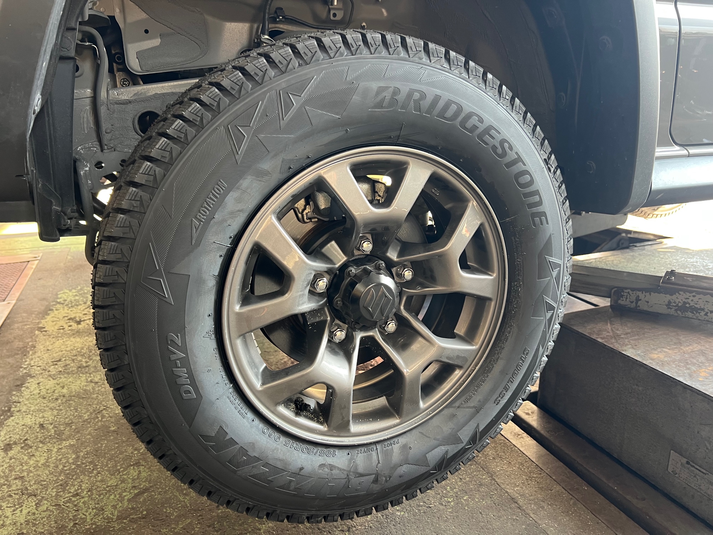 作業事例】ジムニーシエラにブリヂストン DM-V2 スタッドレスを装着