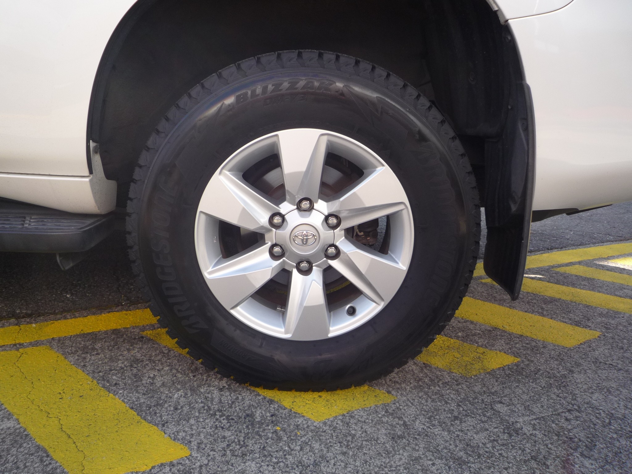 タイヤ交換】トヨタ ランドクルーザープラド ブリザックDM－V3 265