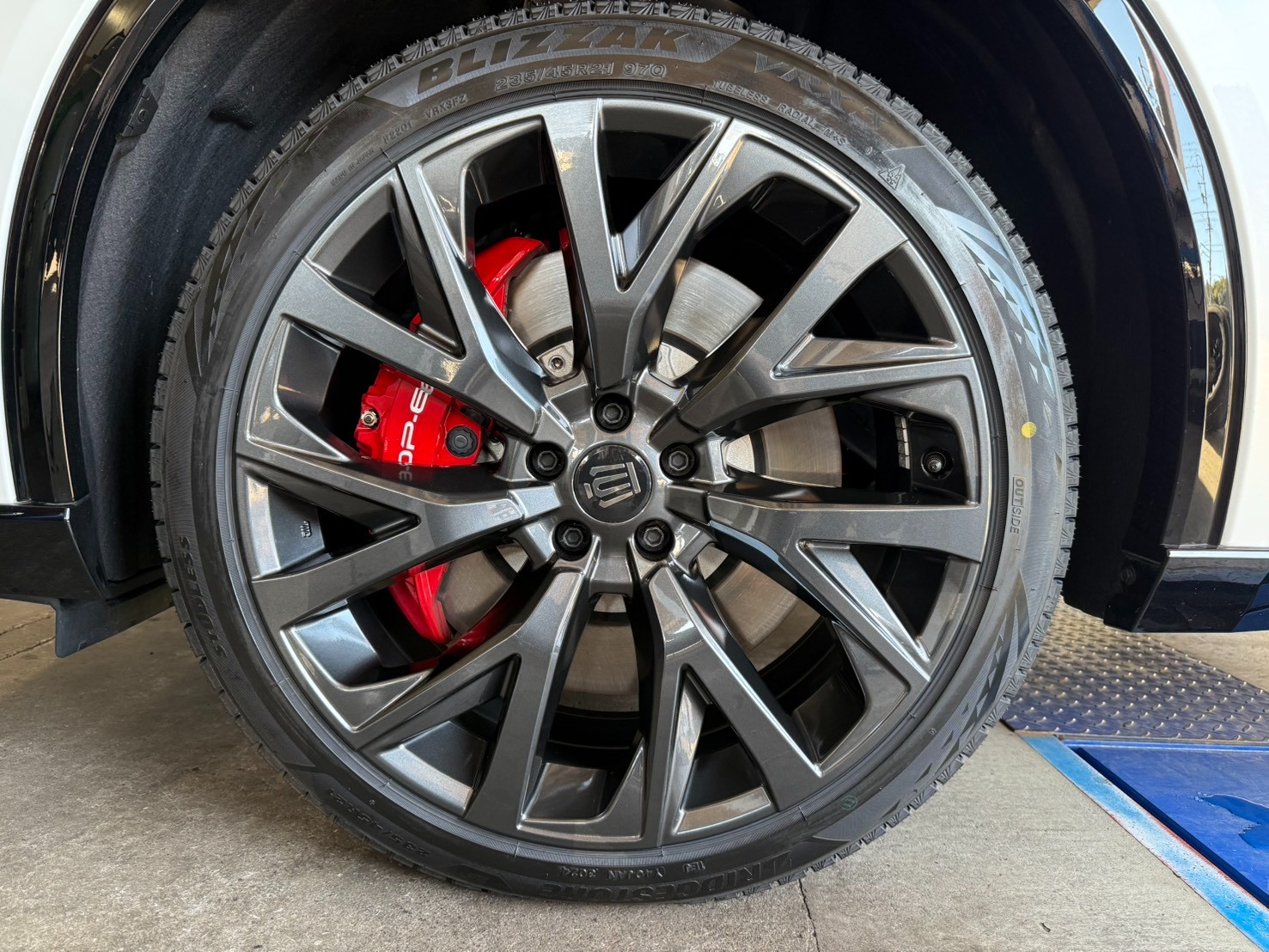 クラウンスポーツのスタッドレスタイヤを装着いたしました！ | トヨタ