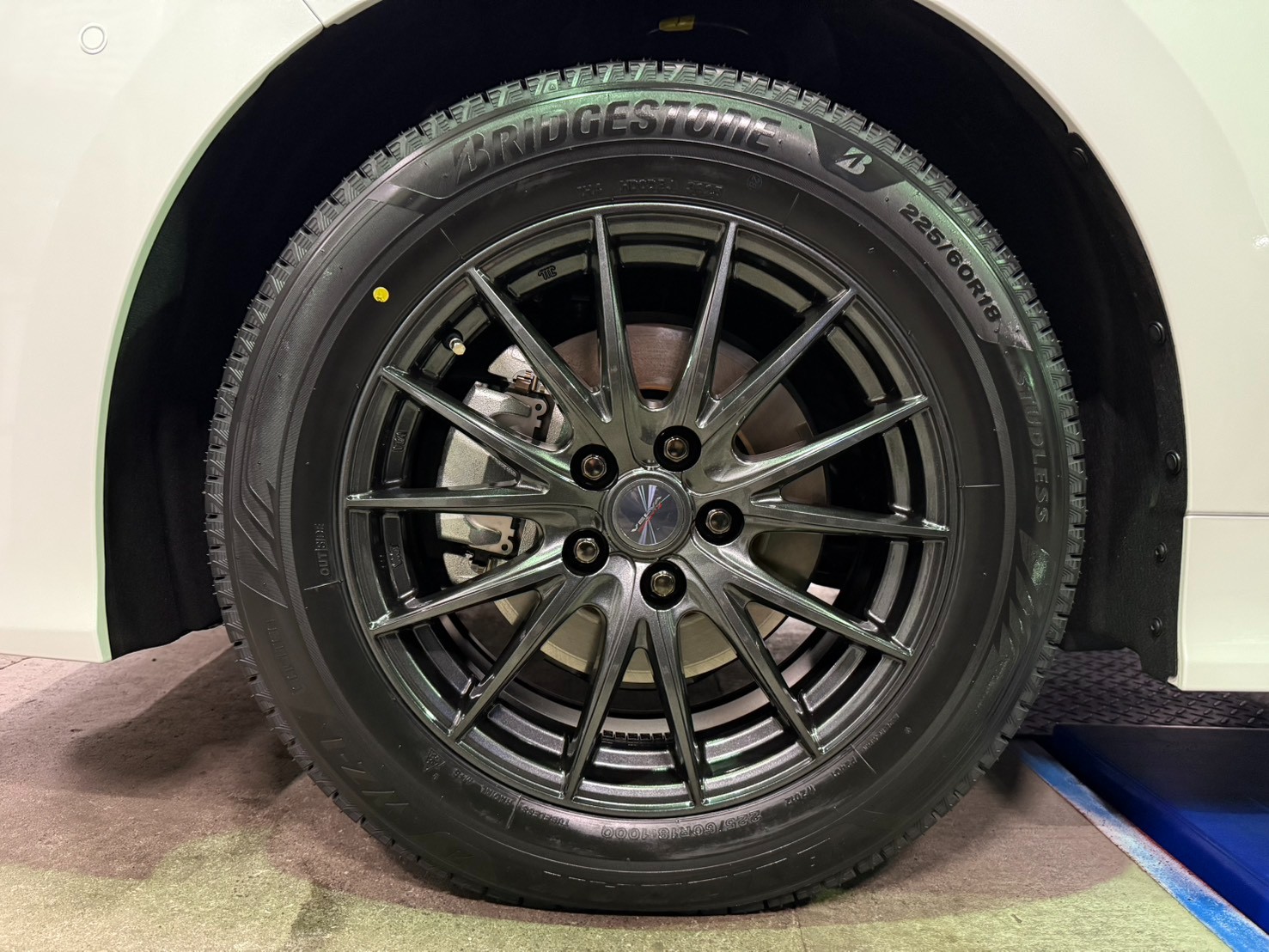 40系ヴェルファイアのスタッドレスタイヤを装着させていだきました