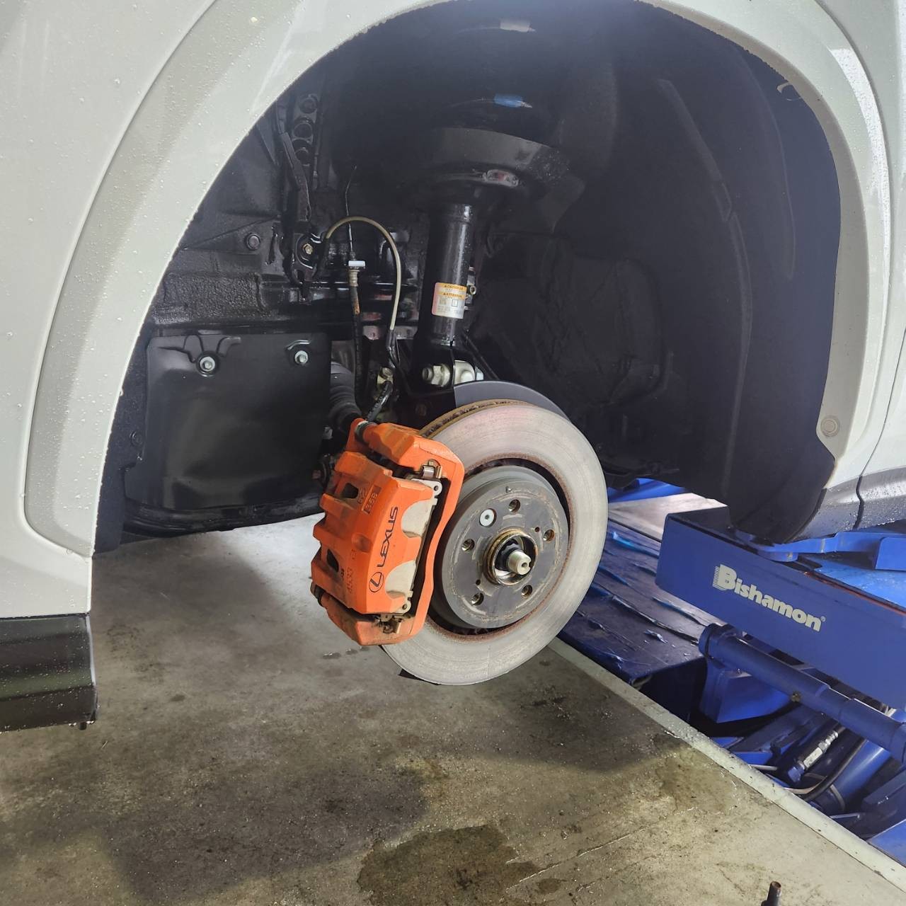 レクサスNXのタイヤ交換(^o^)／ | レクサス NX | 技術・サービス