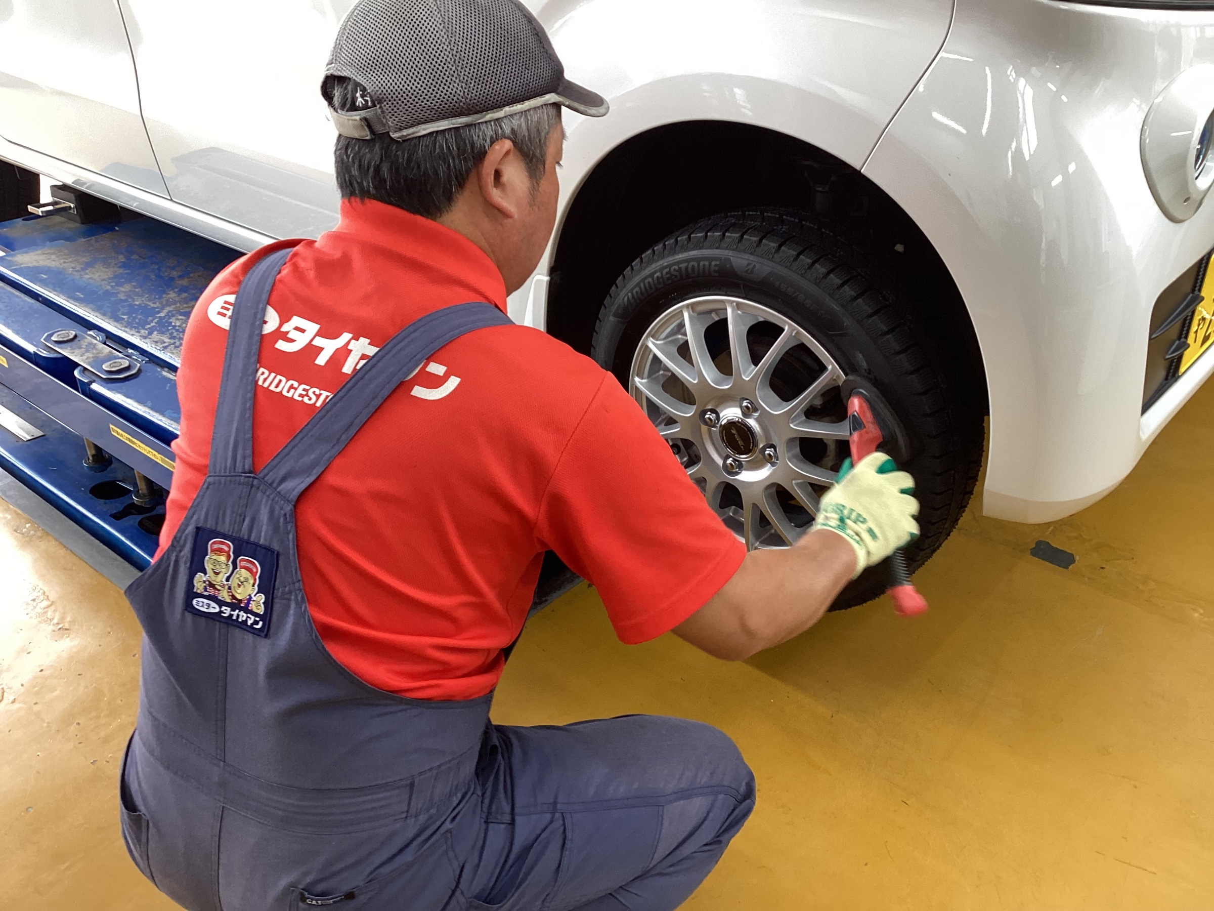 新品スタッドレスアルミホイールセット取付始まってます♪ | 技術