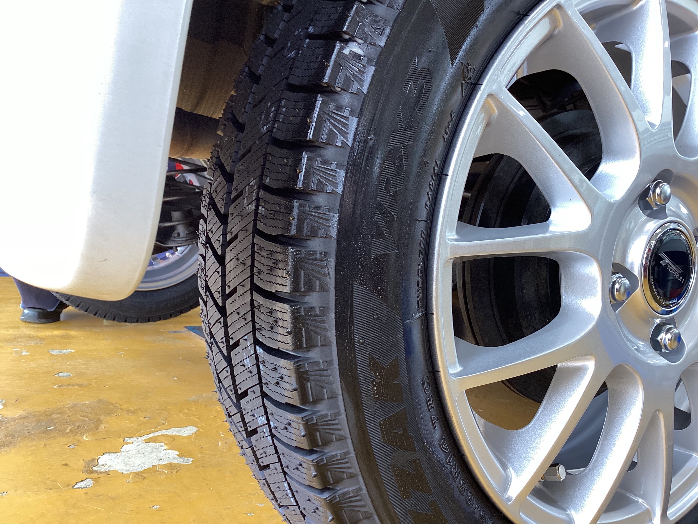 新品スタッドレスアルミホイールセット取付始まってます♪ | 技術