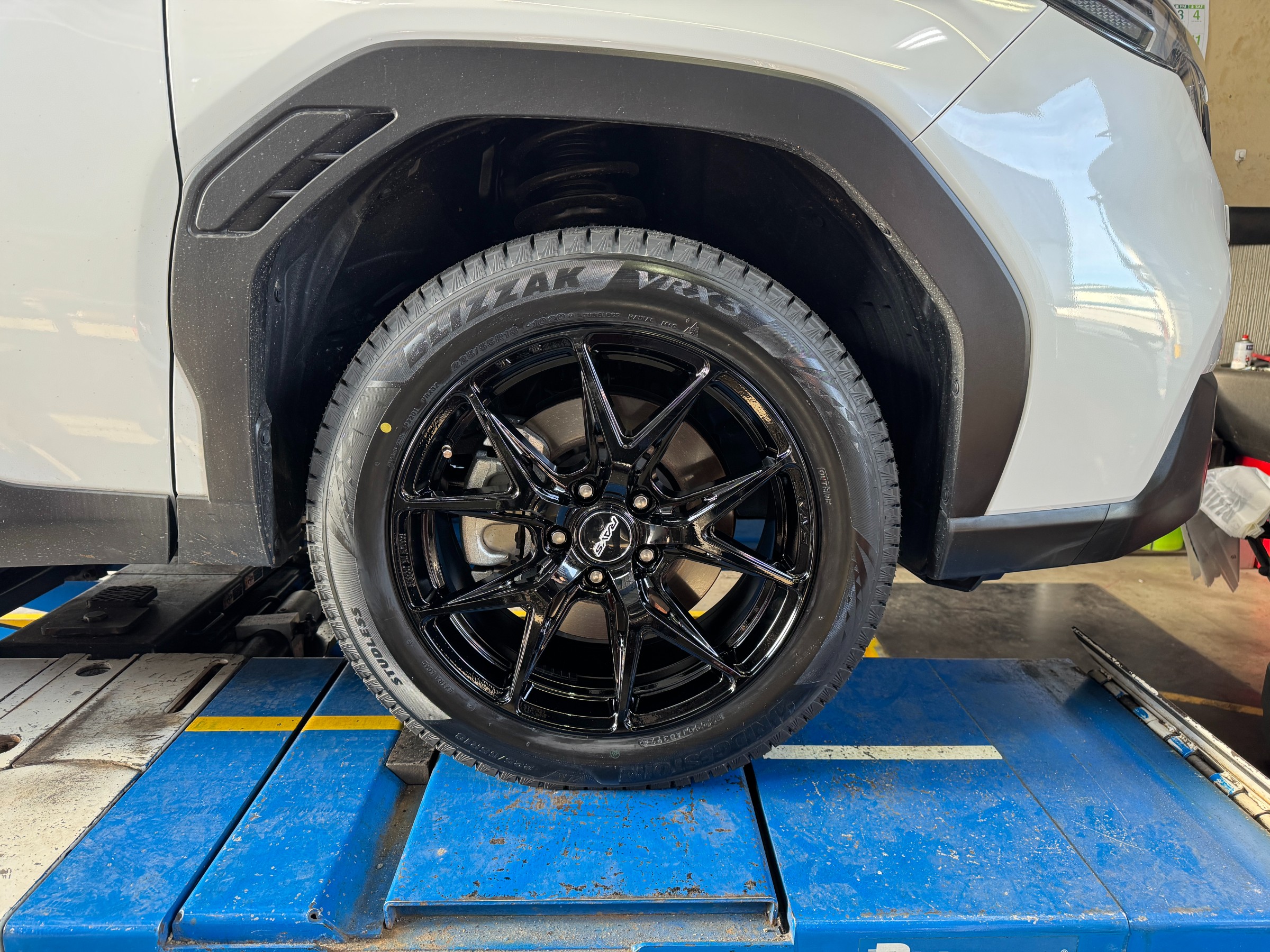 スタッドレスタイヤ＆ホイール交換】スバル 新型フォレスターに