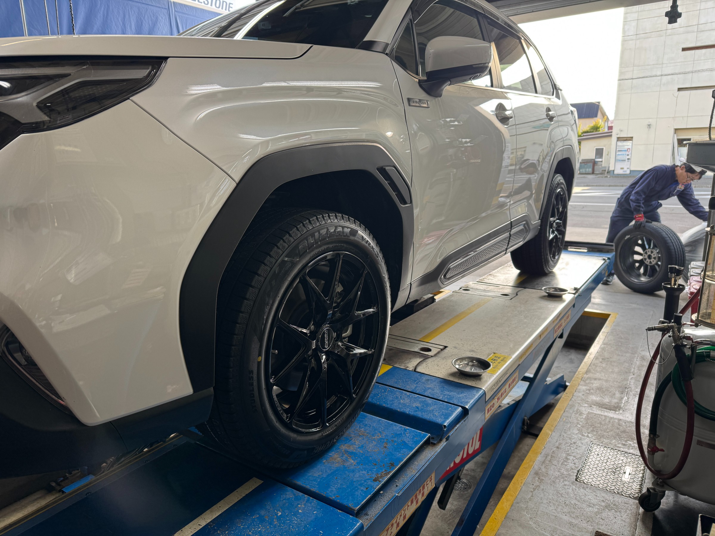 スタッドレスタイヤ＆ホイール交換】スバル 新型フォレスターに