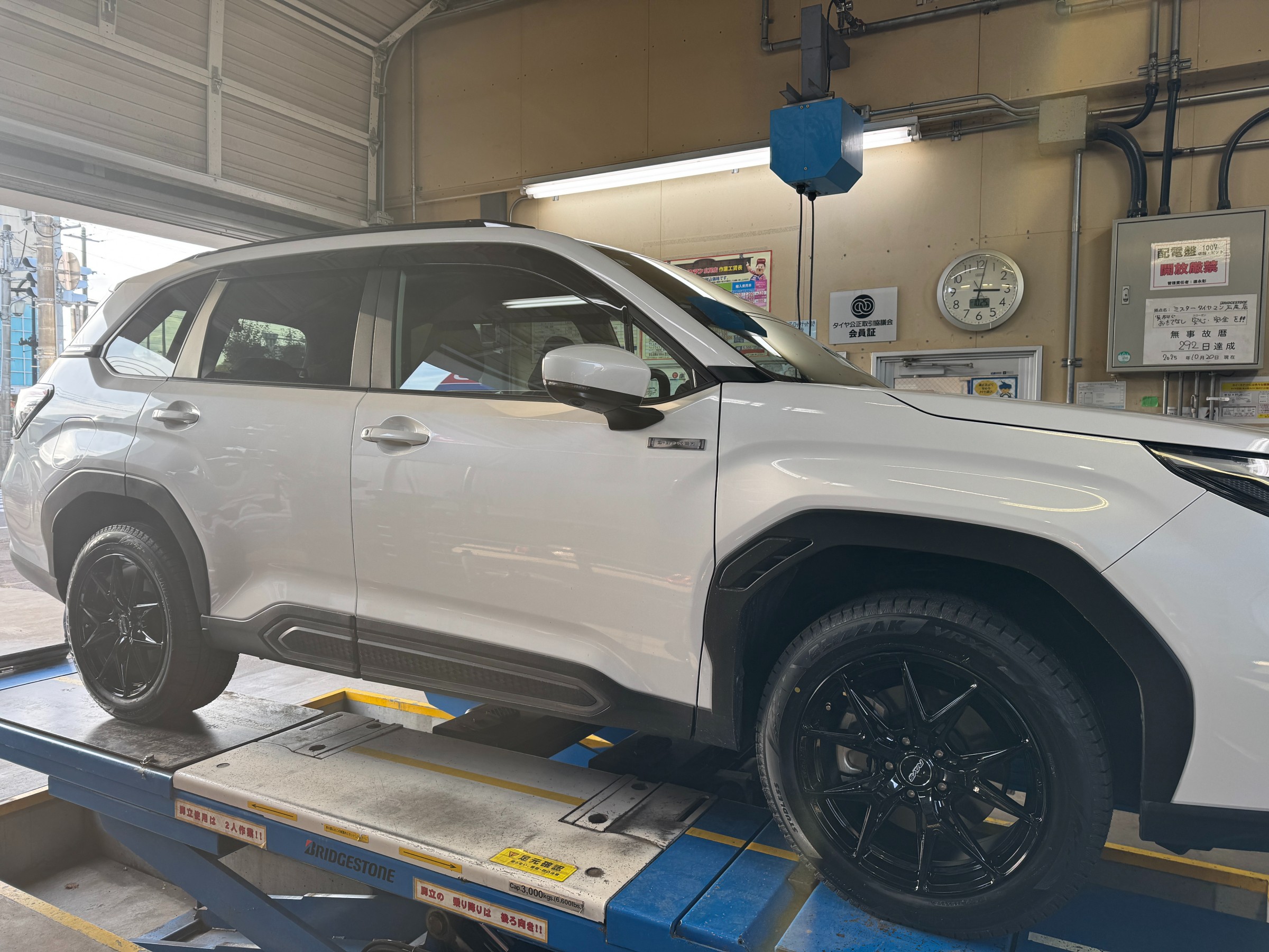 スタッドレスタイヤ＆ホイール交換】スバル 新型フォレスターに