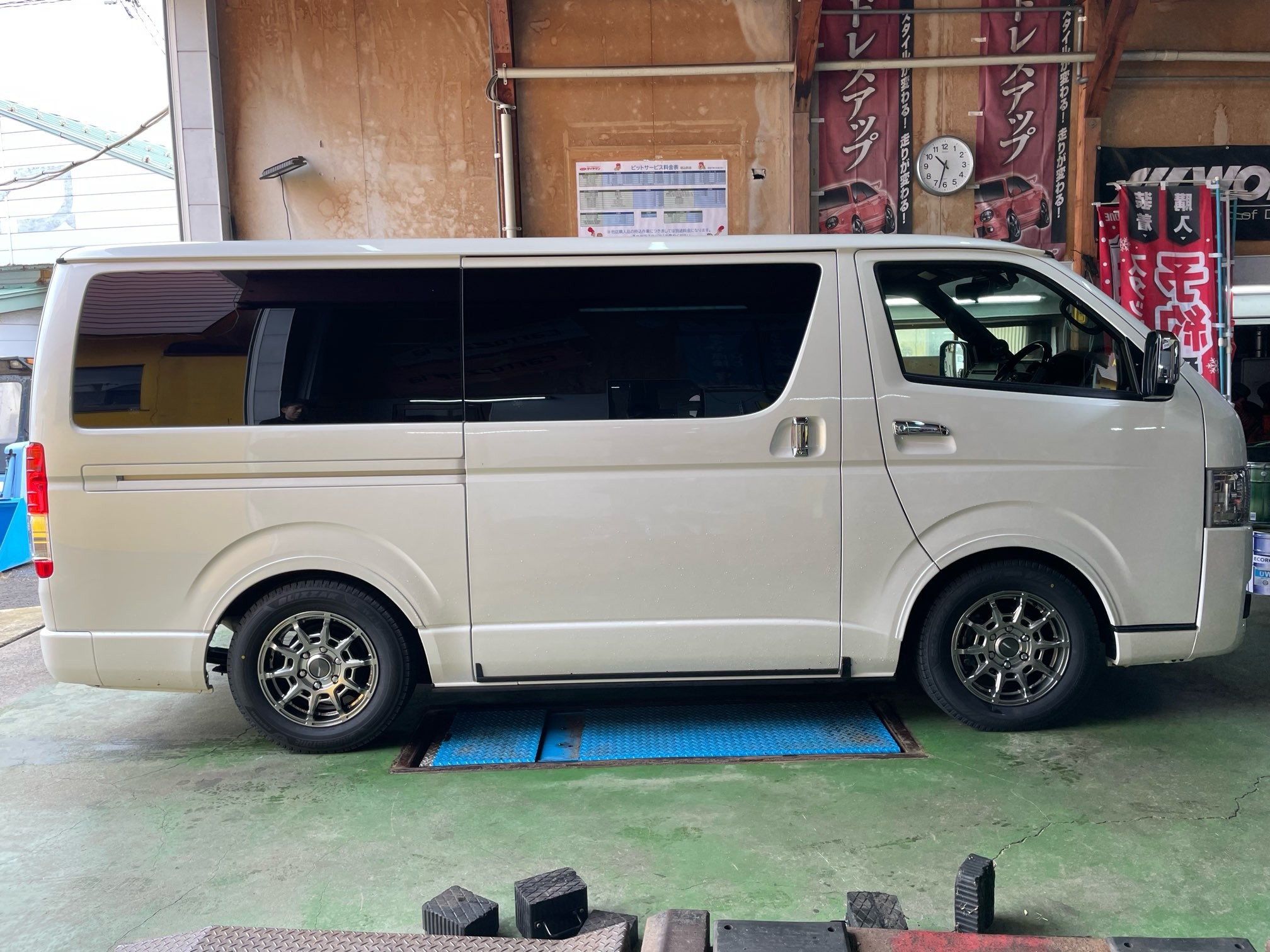 新車ハイエース インチアップ WZ-1のアルミホイールセット | トヨタ