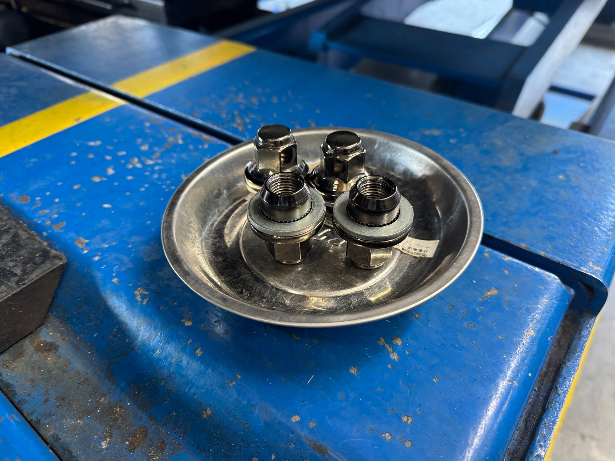 スタッドレスタイヤ交＆ホイール交換】トヨタ純正ナットがそのまま