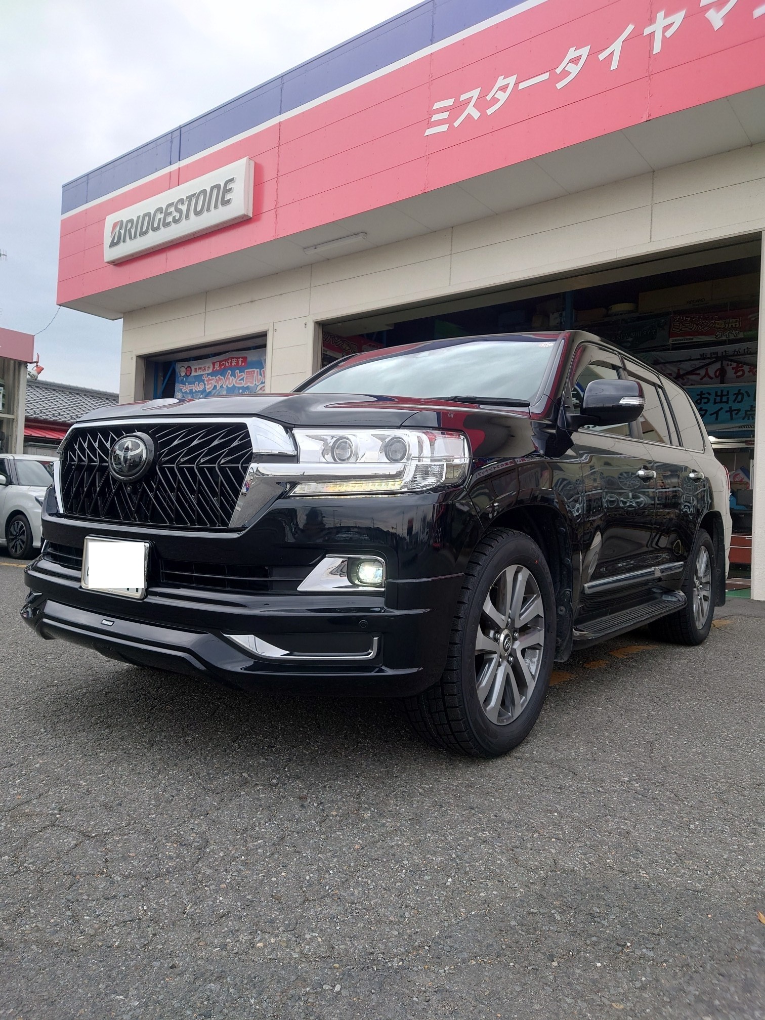 トヨタ ラウンドクルーザー200 フロントグリル 持ち込み交換 【エアロ