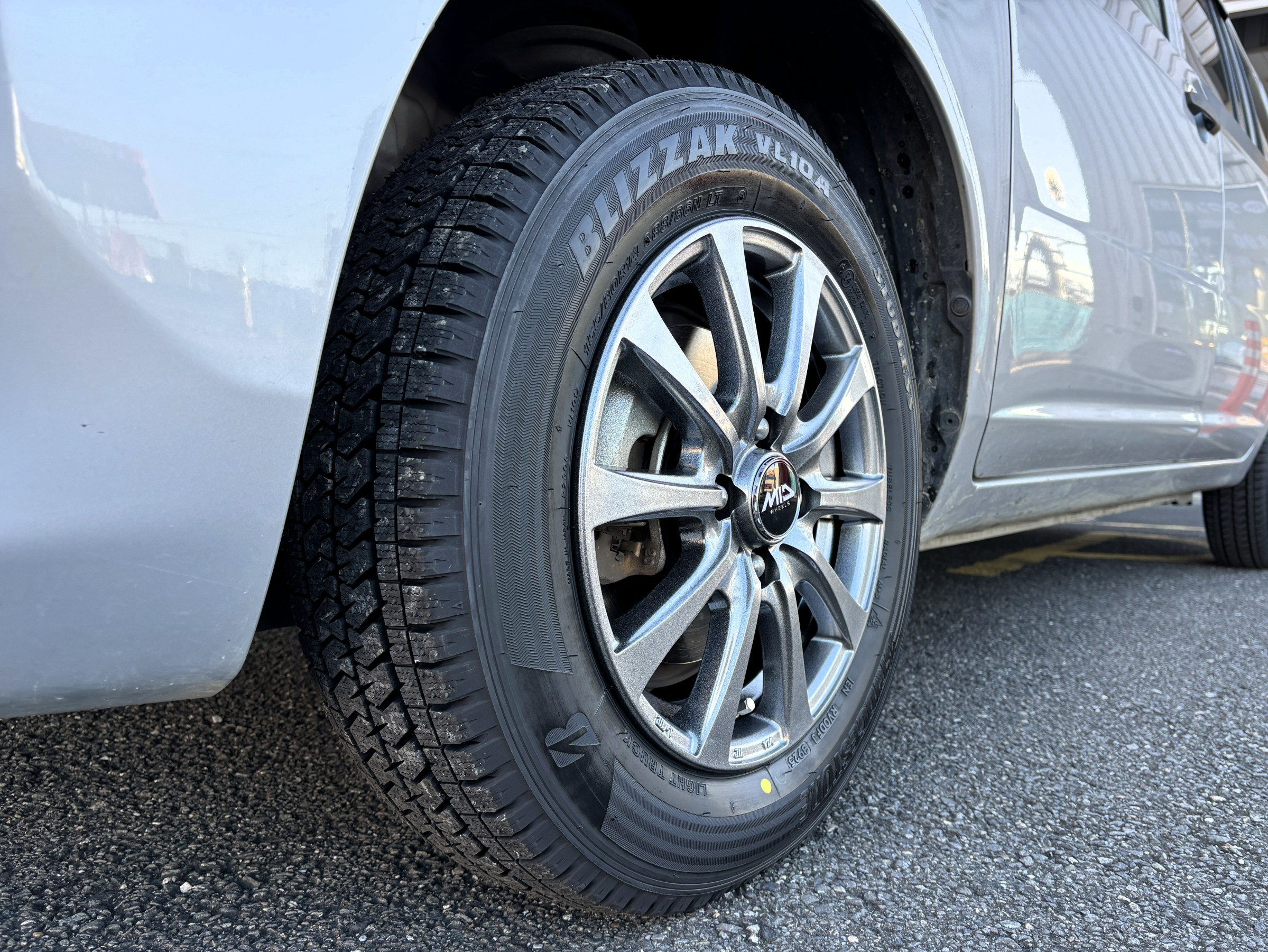 トヨタ プロボックスにブリヂストン BLIZZAK VL10A + MID WHEELS G10を