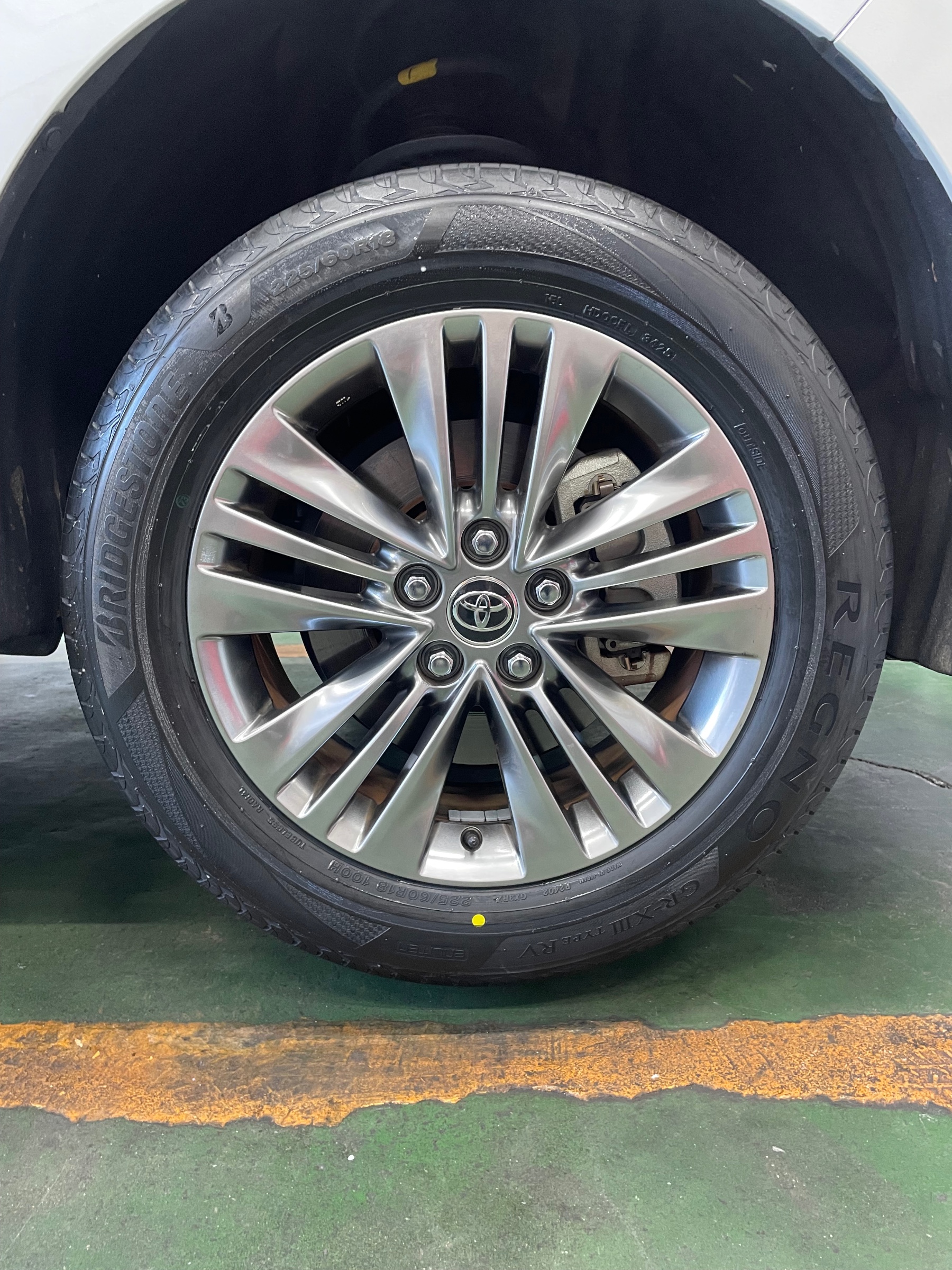 トヨタ アルファードにタイヤ交換でレグノGR-XⅢ TYPERV装着っ