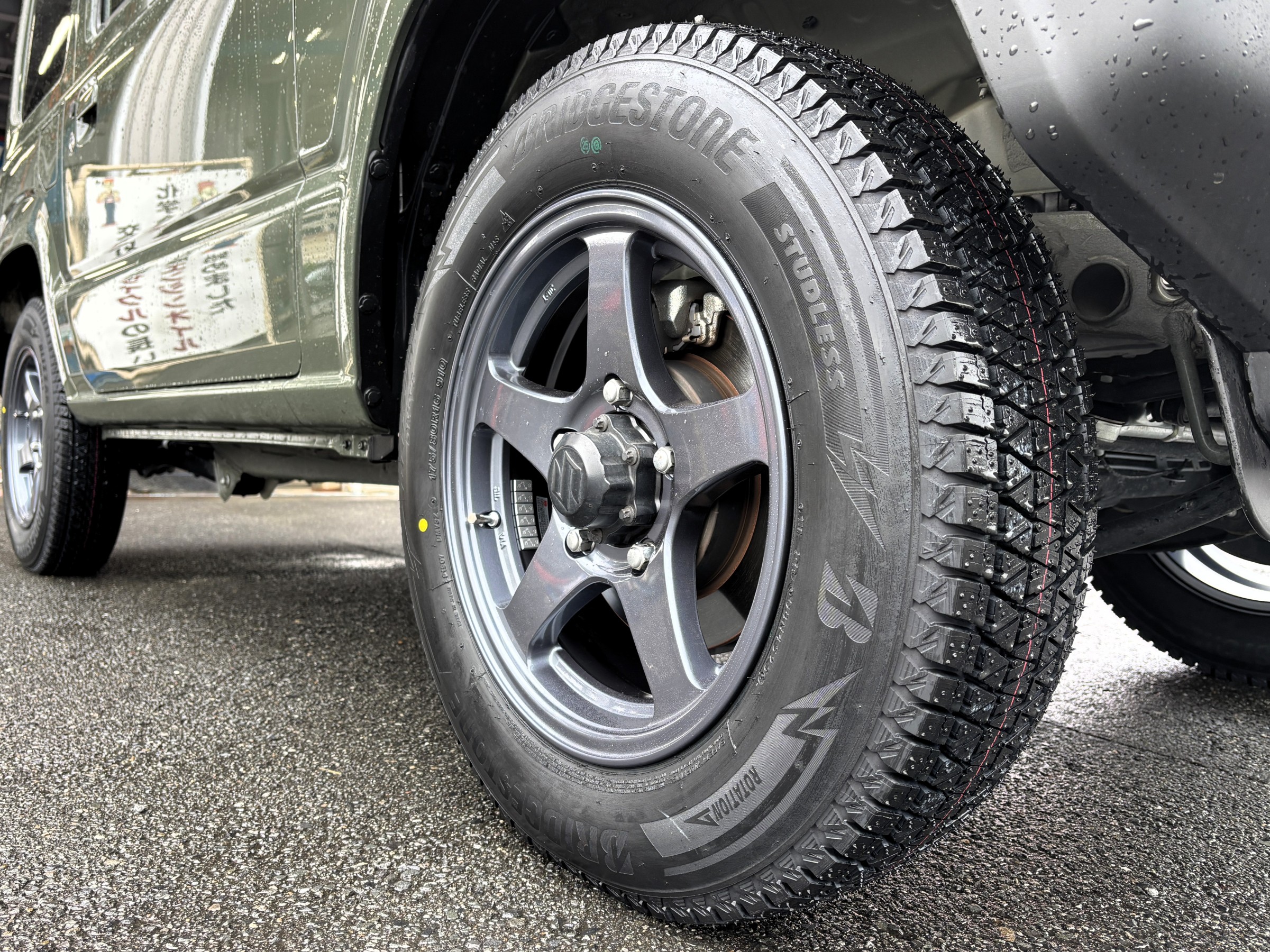 スズキ ジムニーにブリヂストン BLIZZAK DM-V3 + MID WHEELS RT-5N+Ⅱ