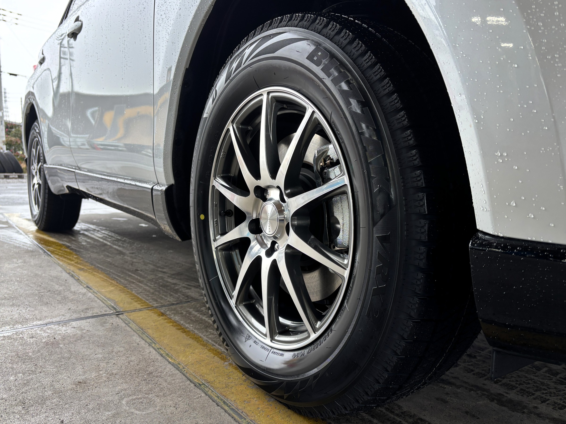 ブリヂストンのサマータイヤ新品同様トヨタハリアーなど ブリザック トヨタ ハリアー(80系)用 225/55R19 103Q XL ブリヂストン