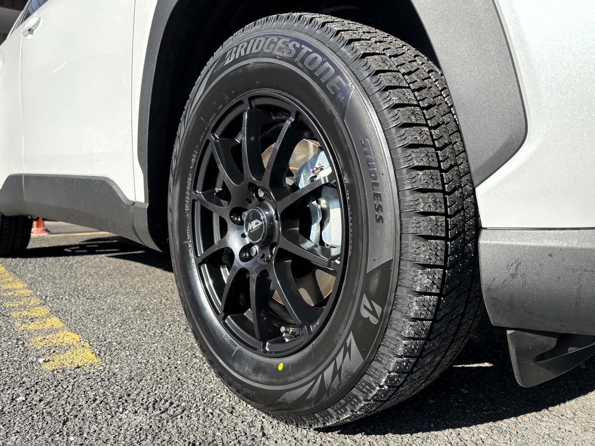 トヨタ カローラクロスにブリヂストン BLIZZAK VRX2 + MID WHEELS StaG