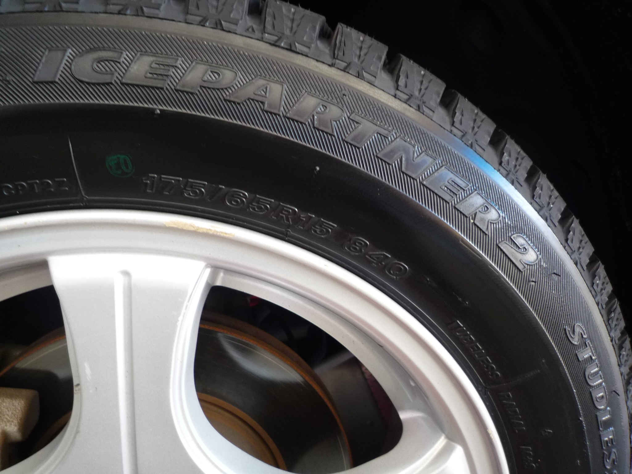 175/60R15 ミシュラン　ノーマルタイヤ　商品＋工賃＋廃タイヤ処分料込々 25,000円 アクア　ヴィッツ　フィット　キューブ　キュービック　ノート　マーチ　ティーダ　等に♪ NISSAN (日産) CUBE (キューブ) 純正 15×5.5J(+50)PCD100-4H シルバー