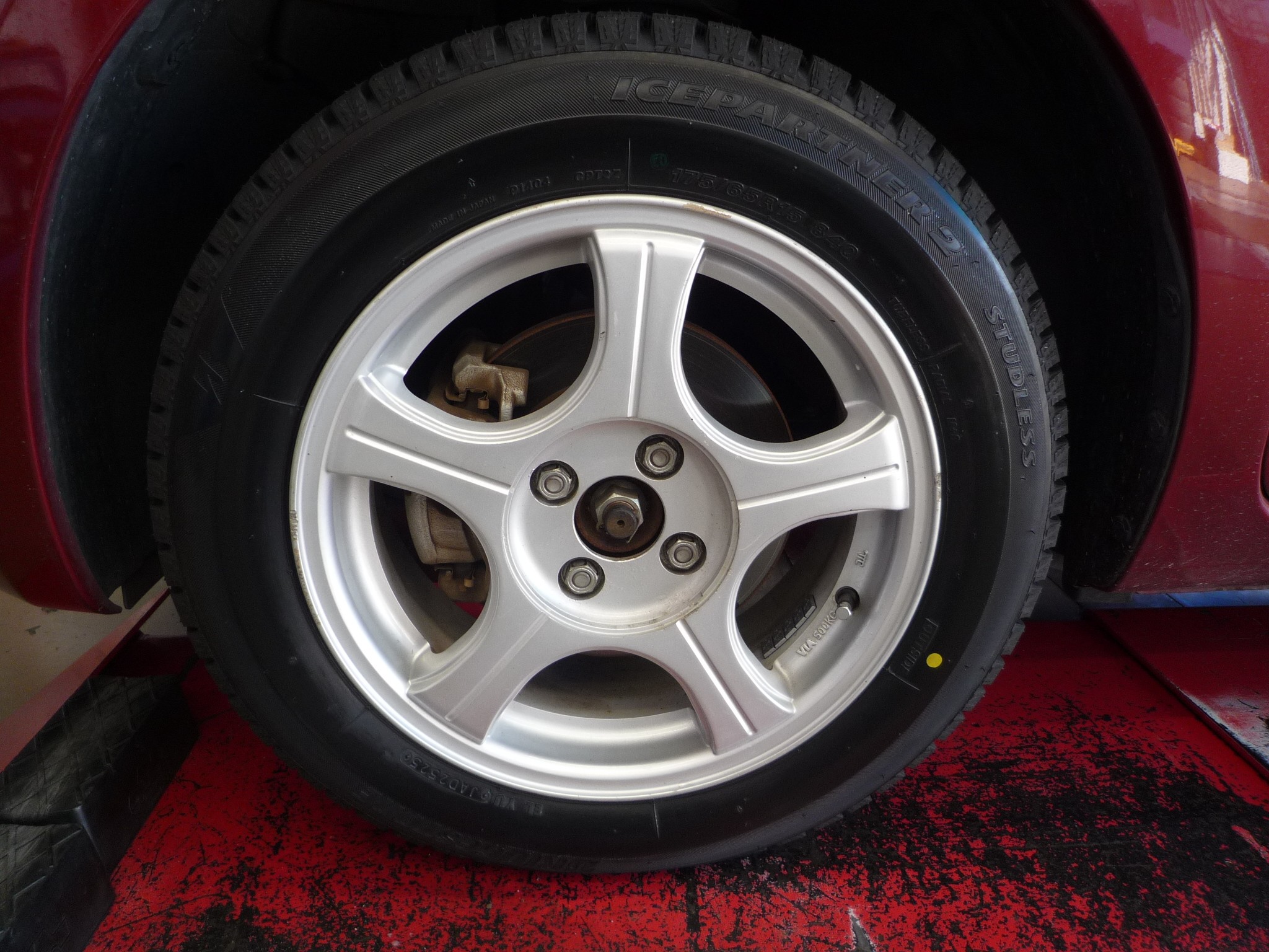 175/60R15 ミシュラン　ノーマルタイヤ　商品＋工賃＋廃タイヤ処分料込々 25,000円 アクア　ヴィッツ　フィット　キューブ　キュービック　ノート　マーチ　ティーダ　等に♪ 日産 キューブ3 175/60R15 タイヤ取り付け！！大川タイヤ交換