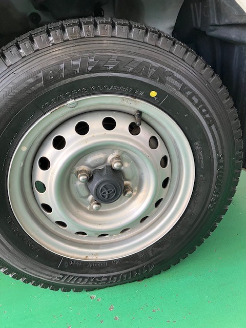 プロボックス（バン）前期モデルにスタッドレスタイヤ装着 | トヨタ