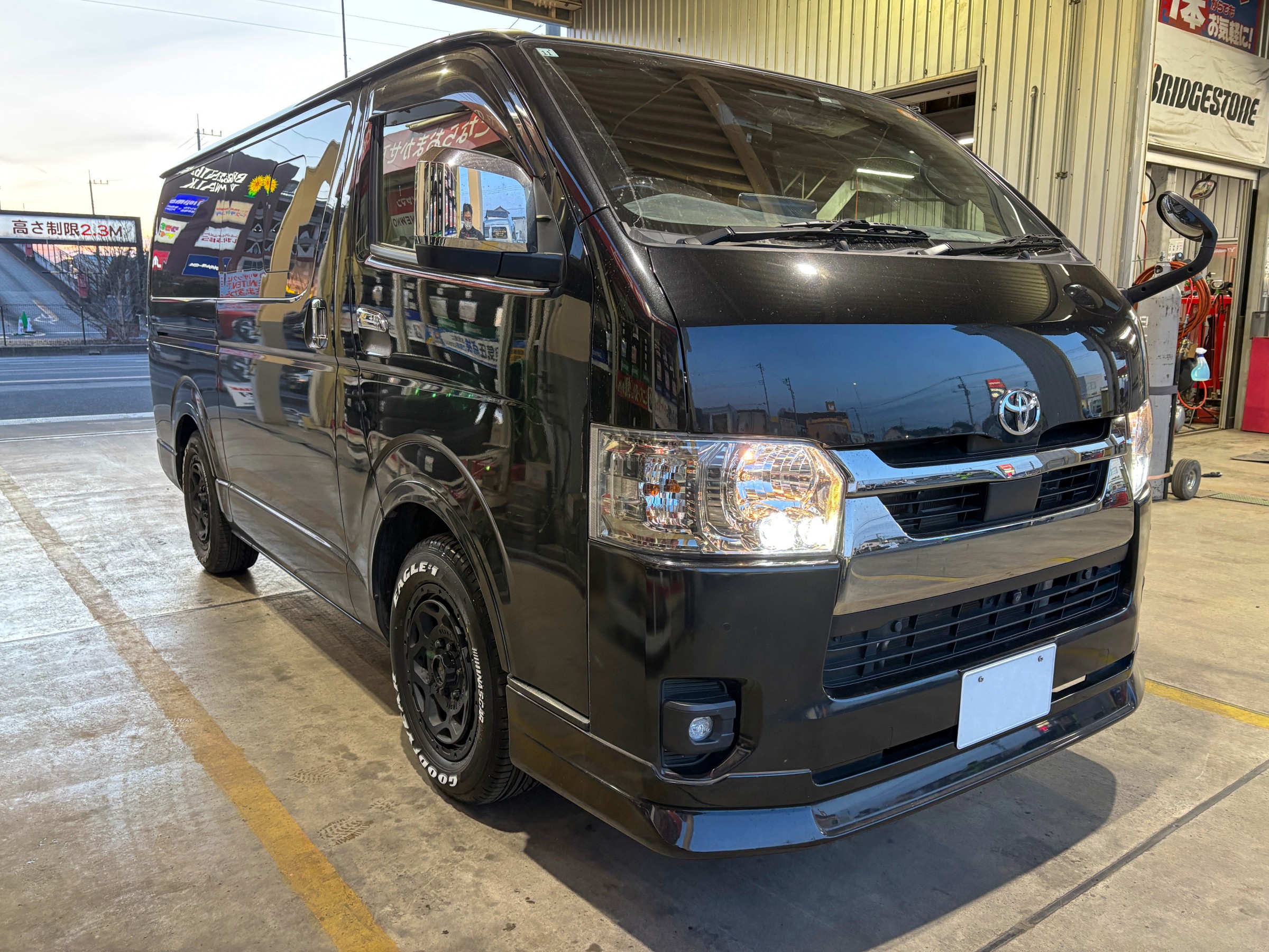 トヨタ ハイエースにグッドイヤー EAGLE #1 NASCAR PLUSを装着[タイヤ