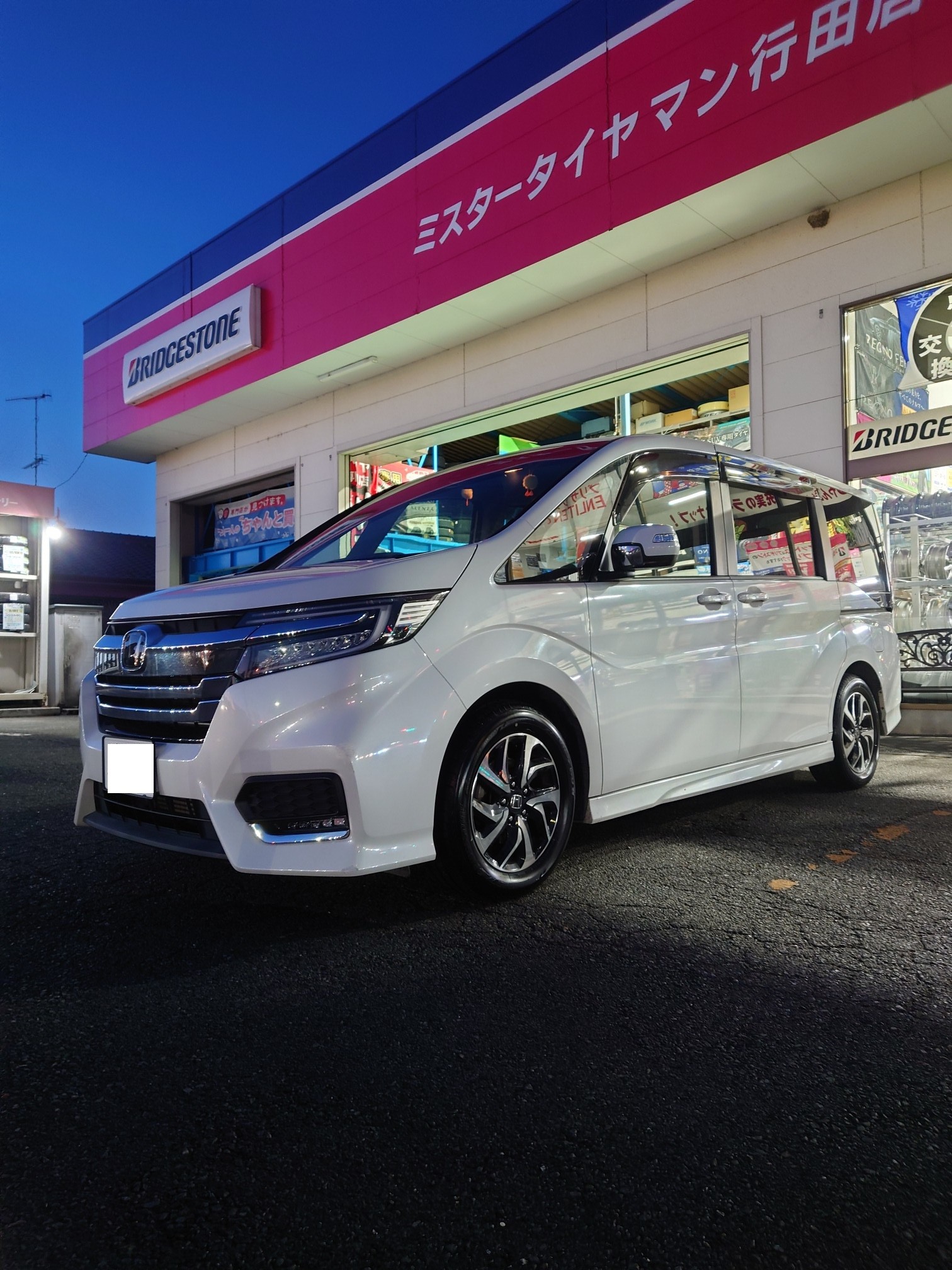 ホンダ ステップワゴン PR4 ルフトRVⅡ 205/60R16 装着 【タイヤ交換