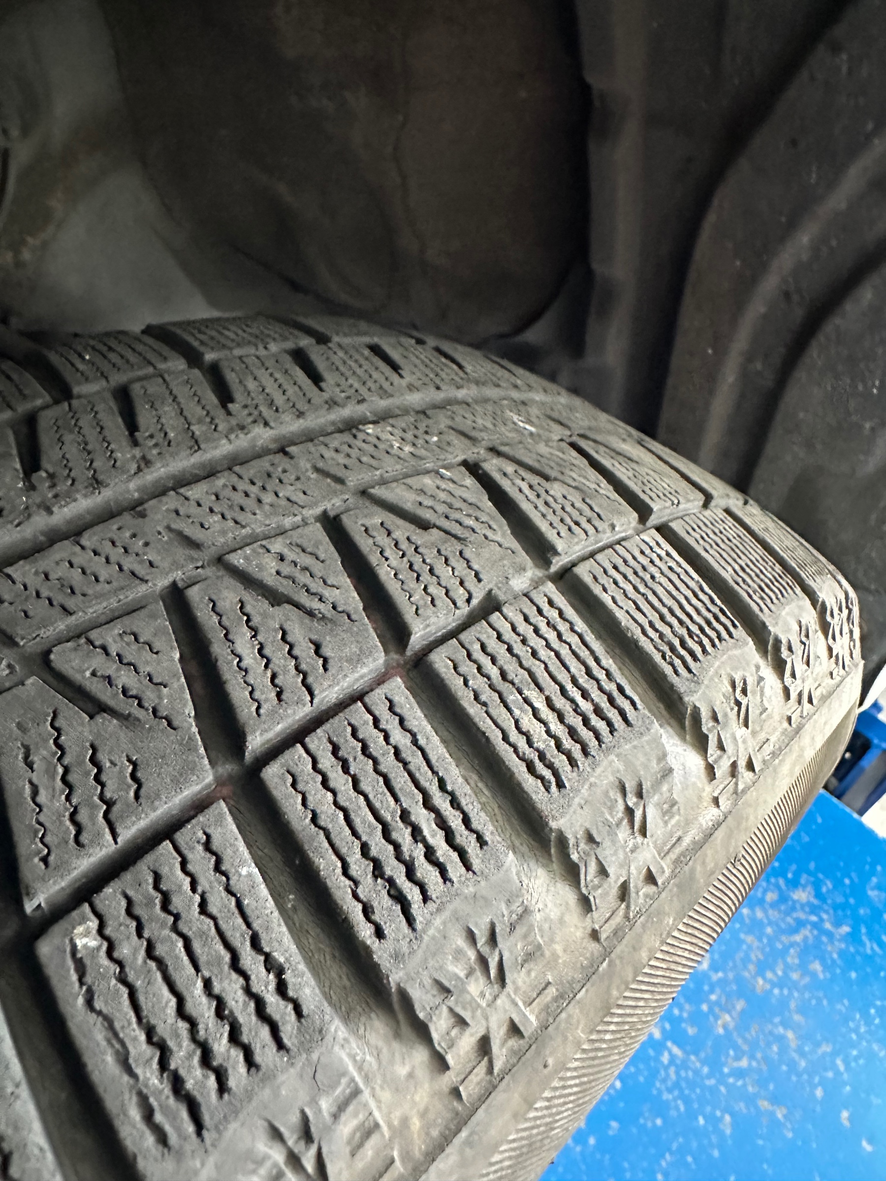 トヨタ プリウス スタッドレスタイヤ交換作業 | トヨタ プリウス