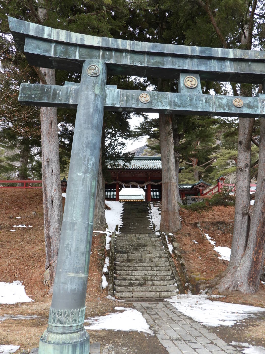 浜鳥居から見える二荒山