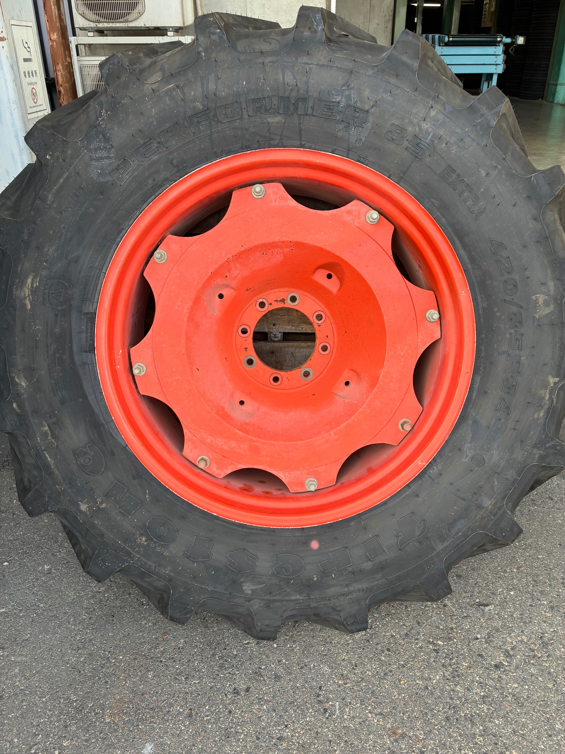 農作業用トラクターのタイヤです