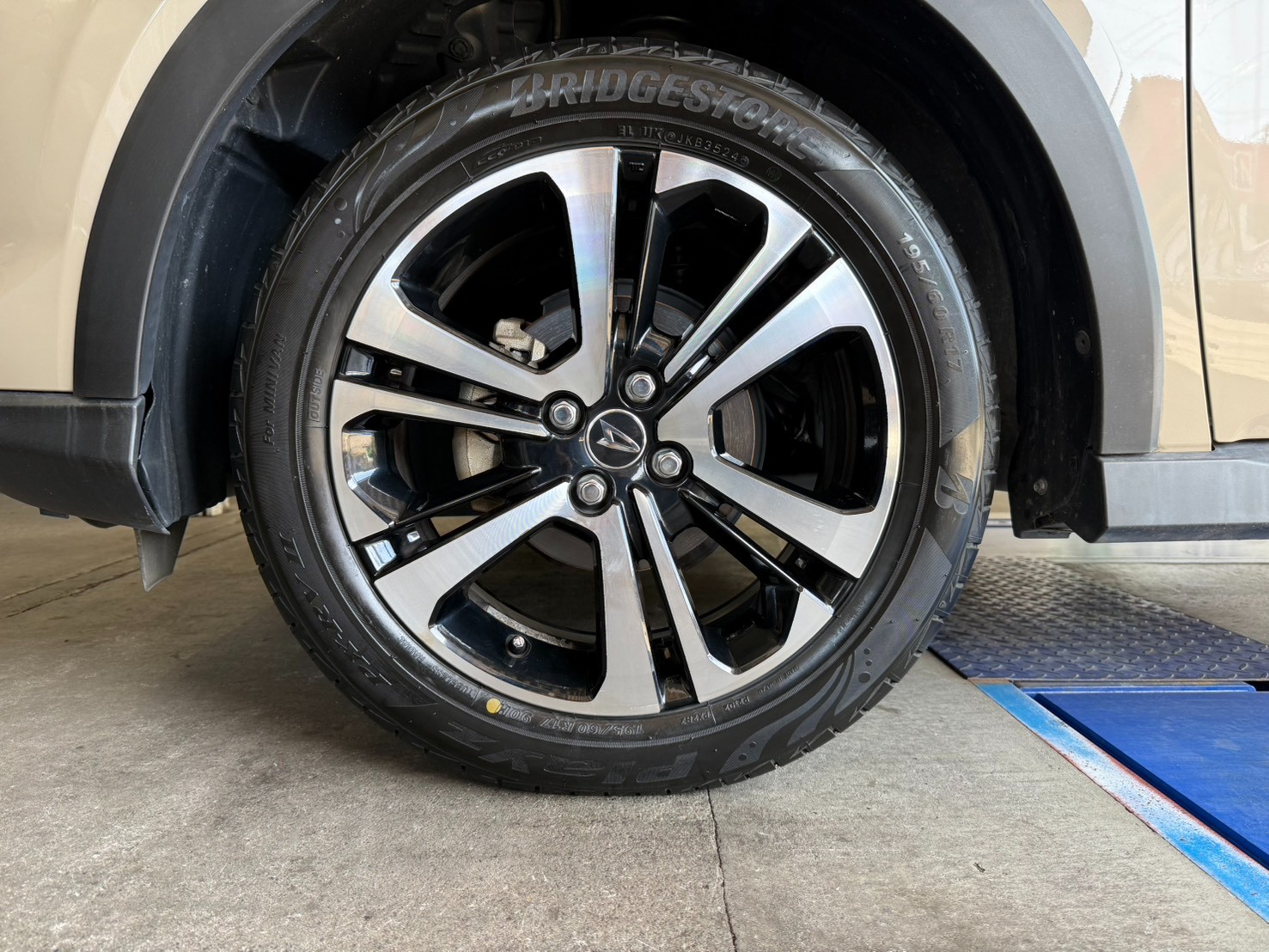 ロッキー純正ホイール195/60r17 2本 夏タイヤ ロッキー純正ホイール195/60r17 2本 夏タイヤ
