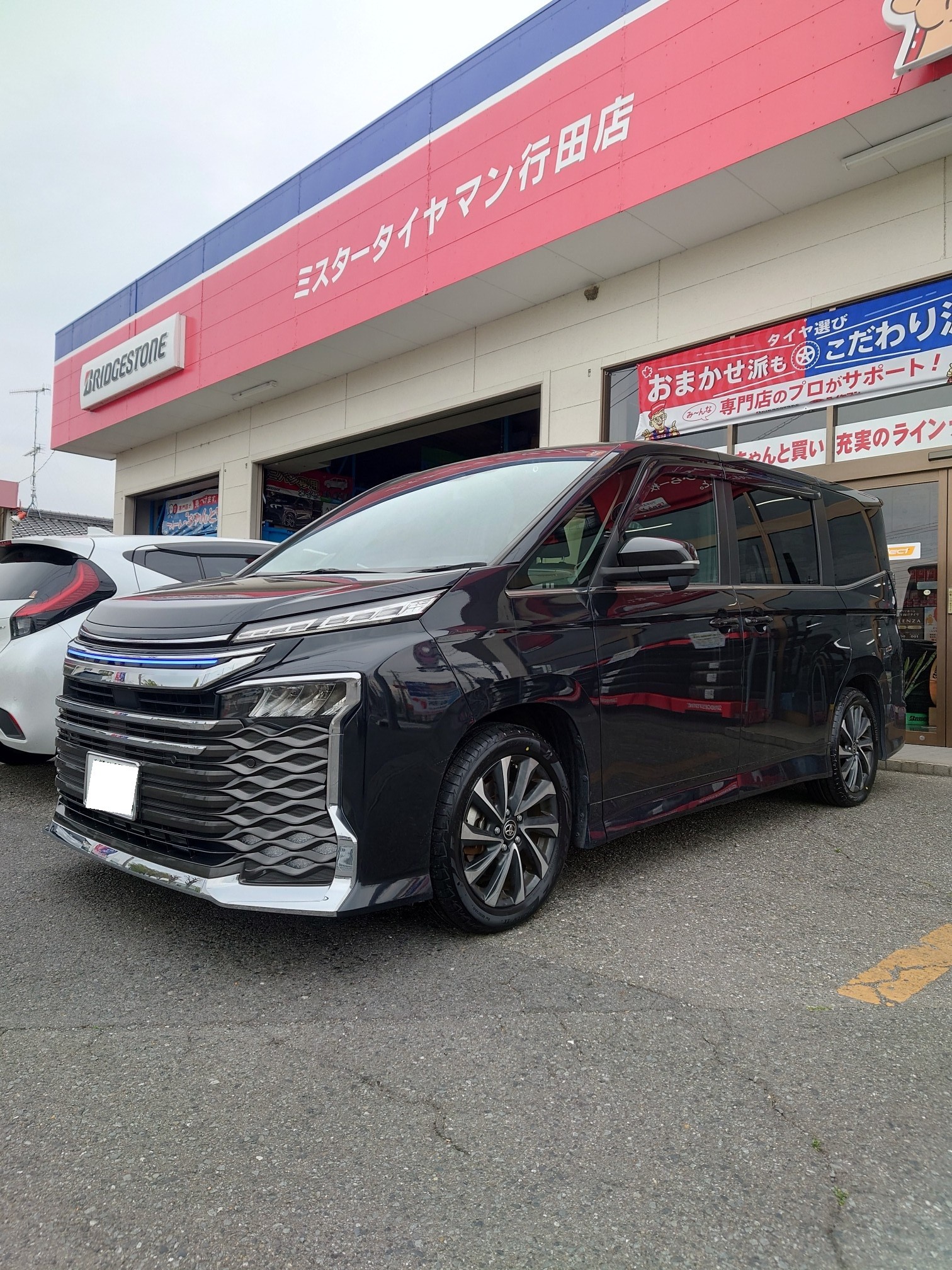 【新車外し】ヴォクシー ZWR90Wタイヤ4本 205/55R17 ブリヂストン トヨタ ヴォクシー ZWR90W PLAYZ PV-Ⅱ 205/55R17 装着 【タイヤ交換