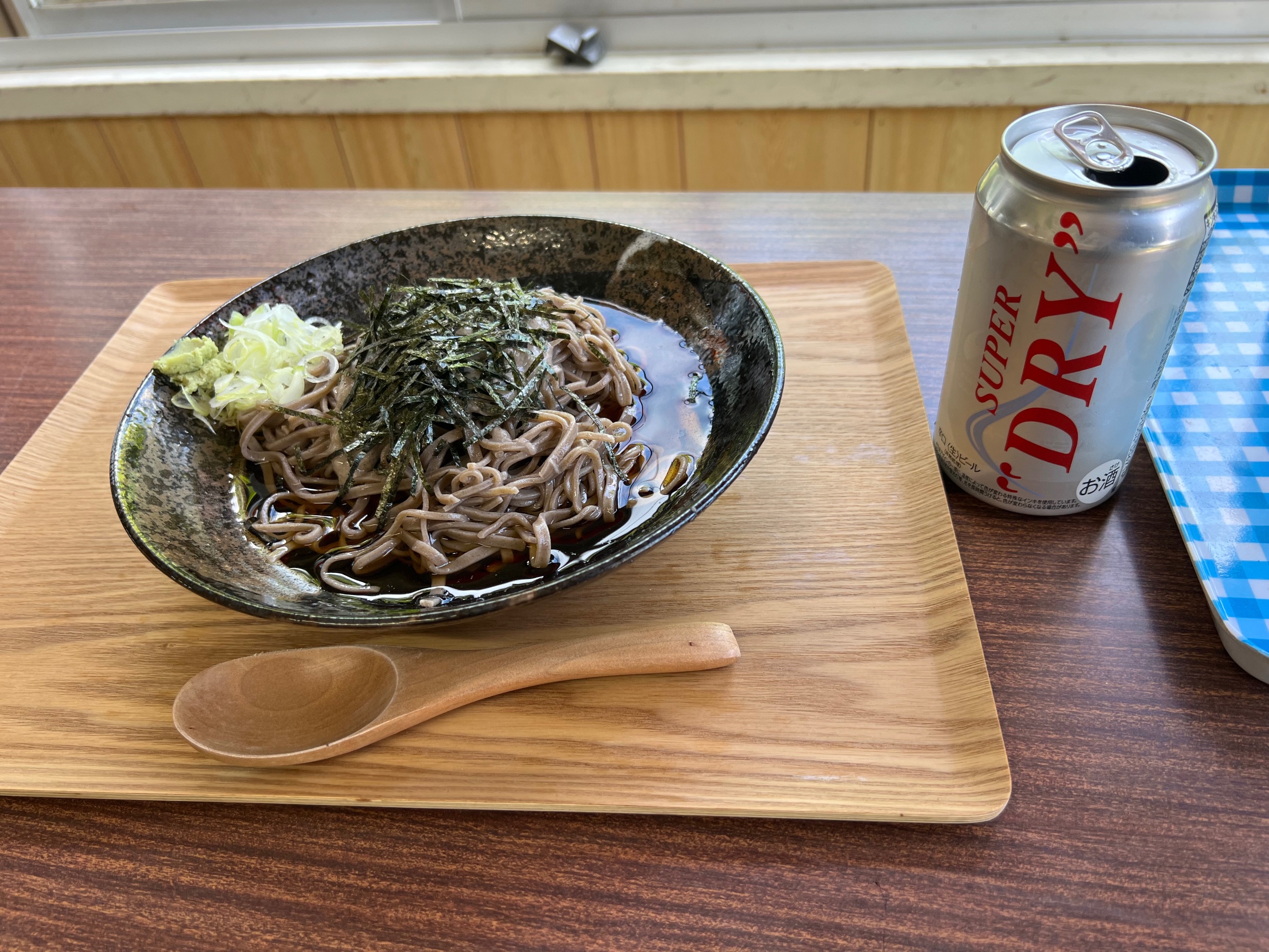 【写真：冷やしとろろそば＆ビール】