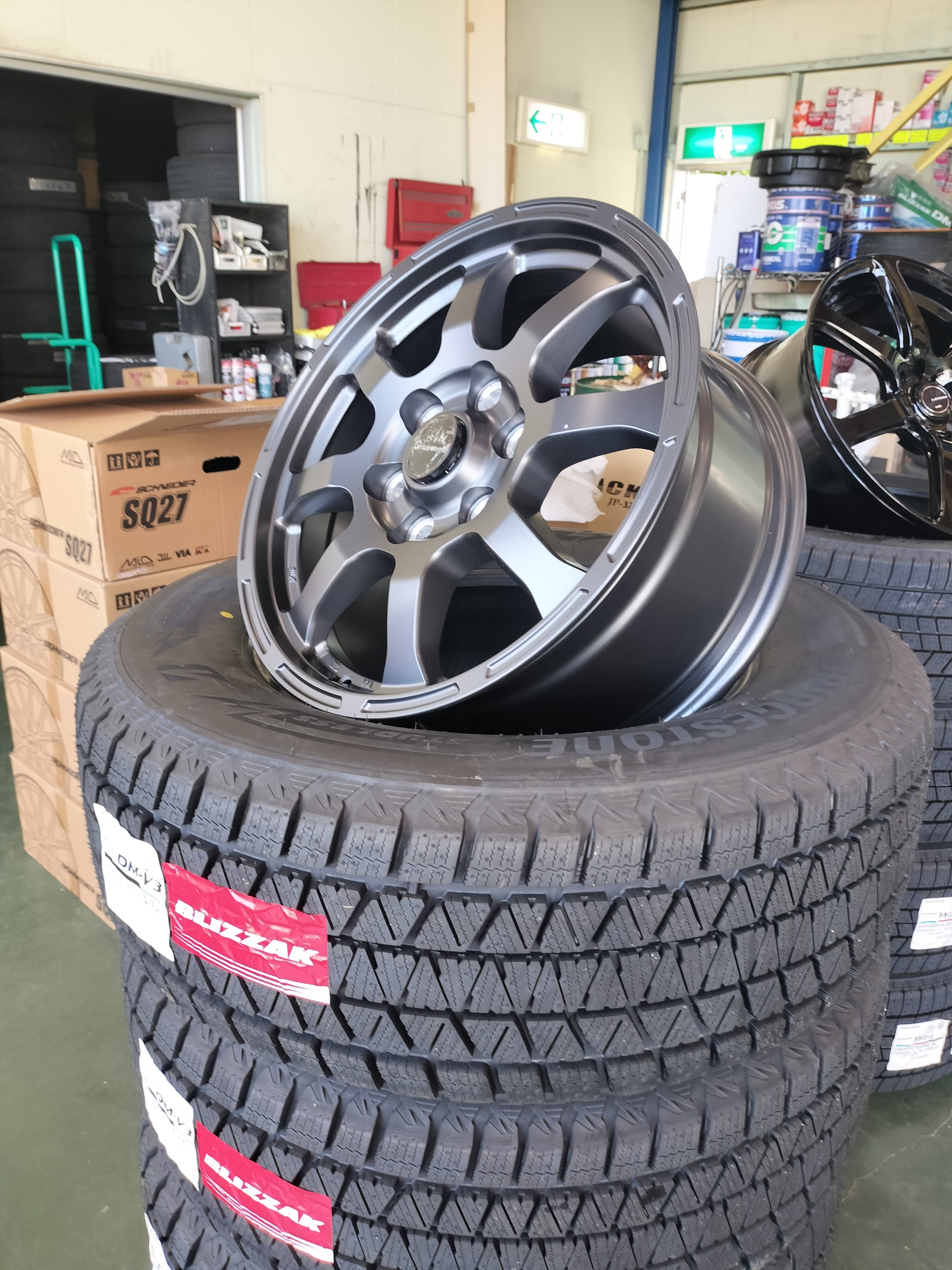 新品タイヤと新品ホイール組込】 | 技術・サービス | ミスター