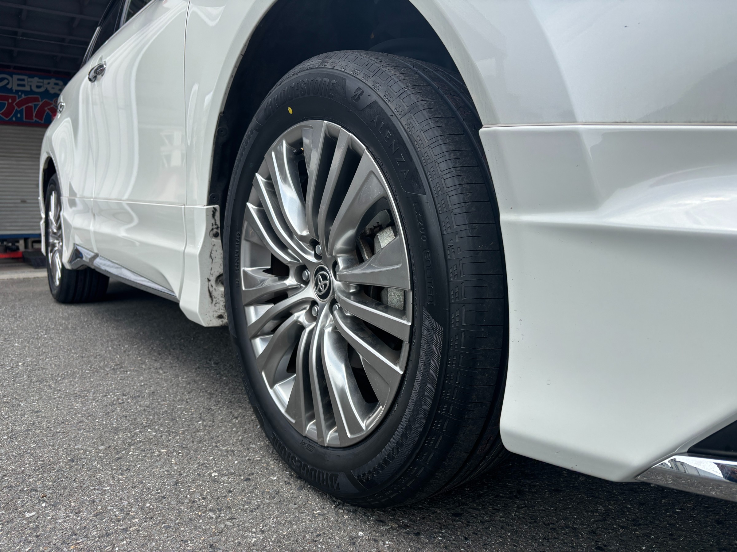 ブリヂストンのサマータイヤ新品同様トヨタハリアーなど トヨタ ハリアーにブリヂストン ALENZA LX200を装着[タイヤ交換